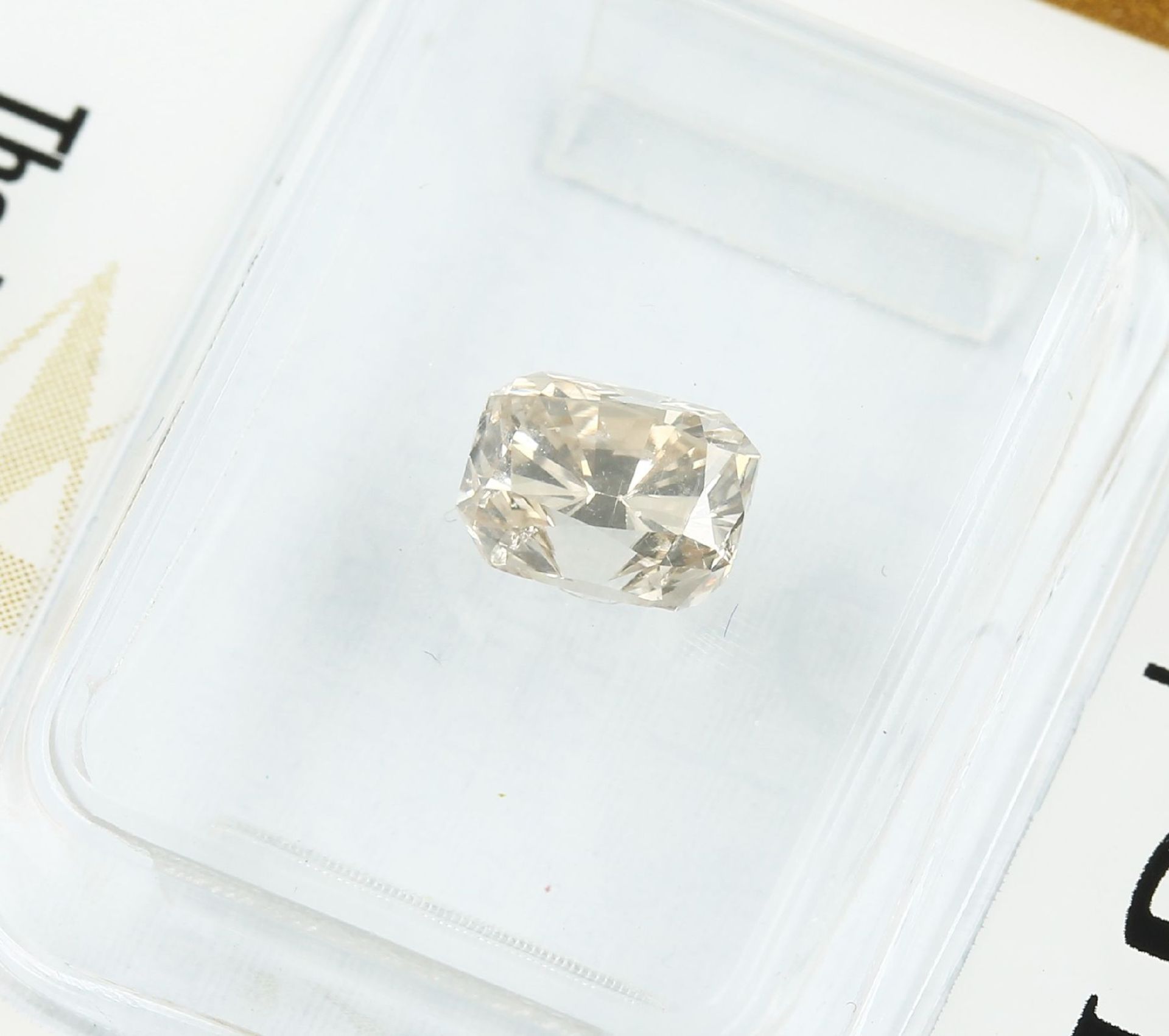 Loser Diamant, 0.91 ct Natural fancy light yellow-brown, rechteckig facett., 5.99 x 4.72 x 3.95 - Bild 3 aus 3