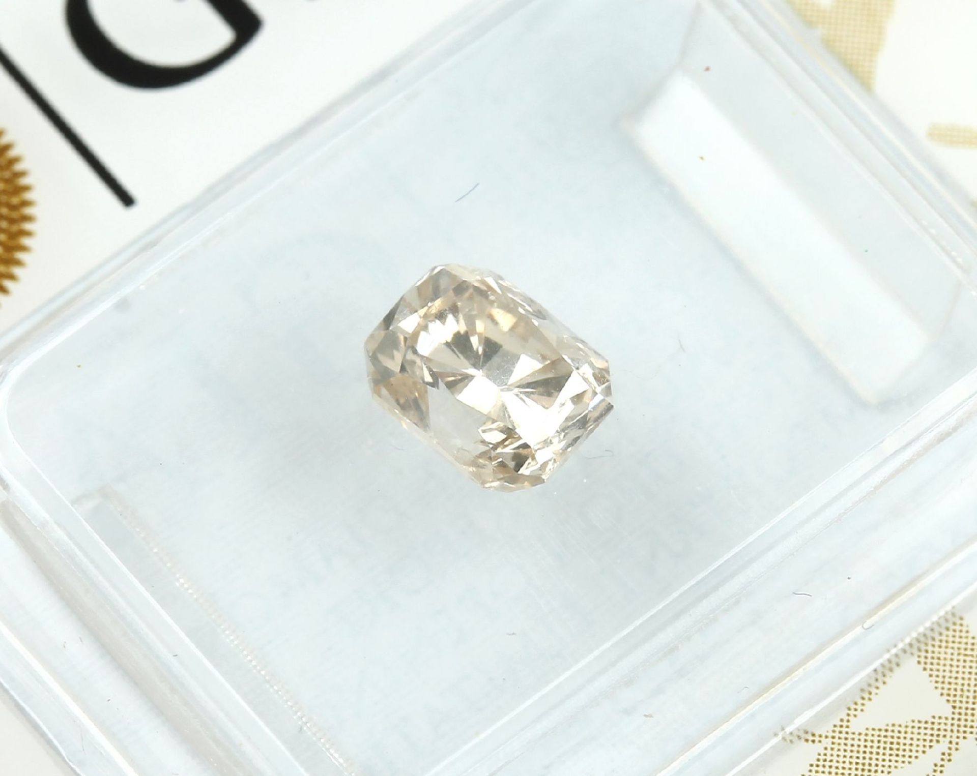 Loser Diamant, 0.91 ct Natural fancy light yellow-brown, rechteckig facett., 5.99 x 4.72 x 3.95 - Bild 2 aus 3