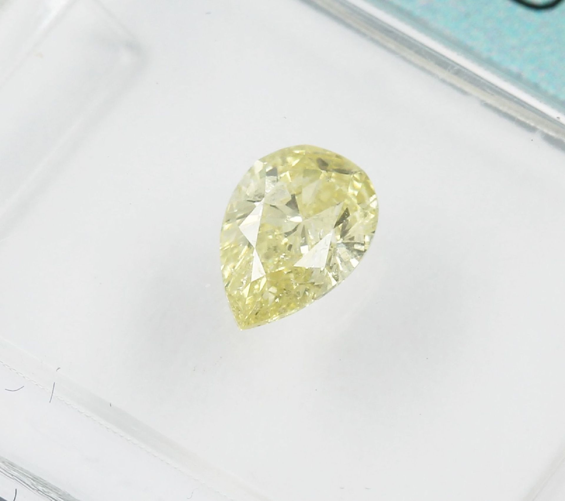 Loser Diamant, 0.52 ct Natural fancy intense yellow/p1, tropfenf. facett., 6.56 x 4.48 x 2.83 mm, - Bild 2 aus 3