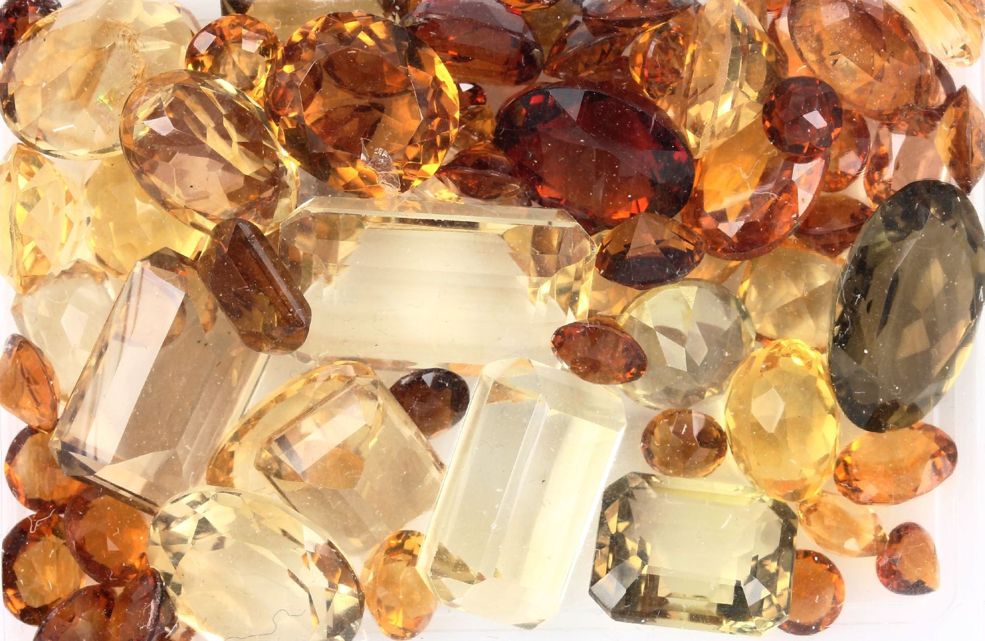 Lot lose Citrine zus. 332 ct, versch. Farbnuancen und Schliffformen Schätzpreis: 3600, - EUR