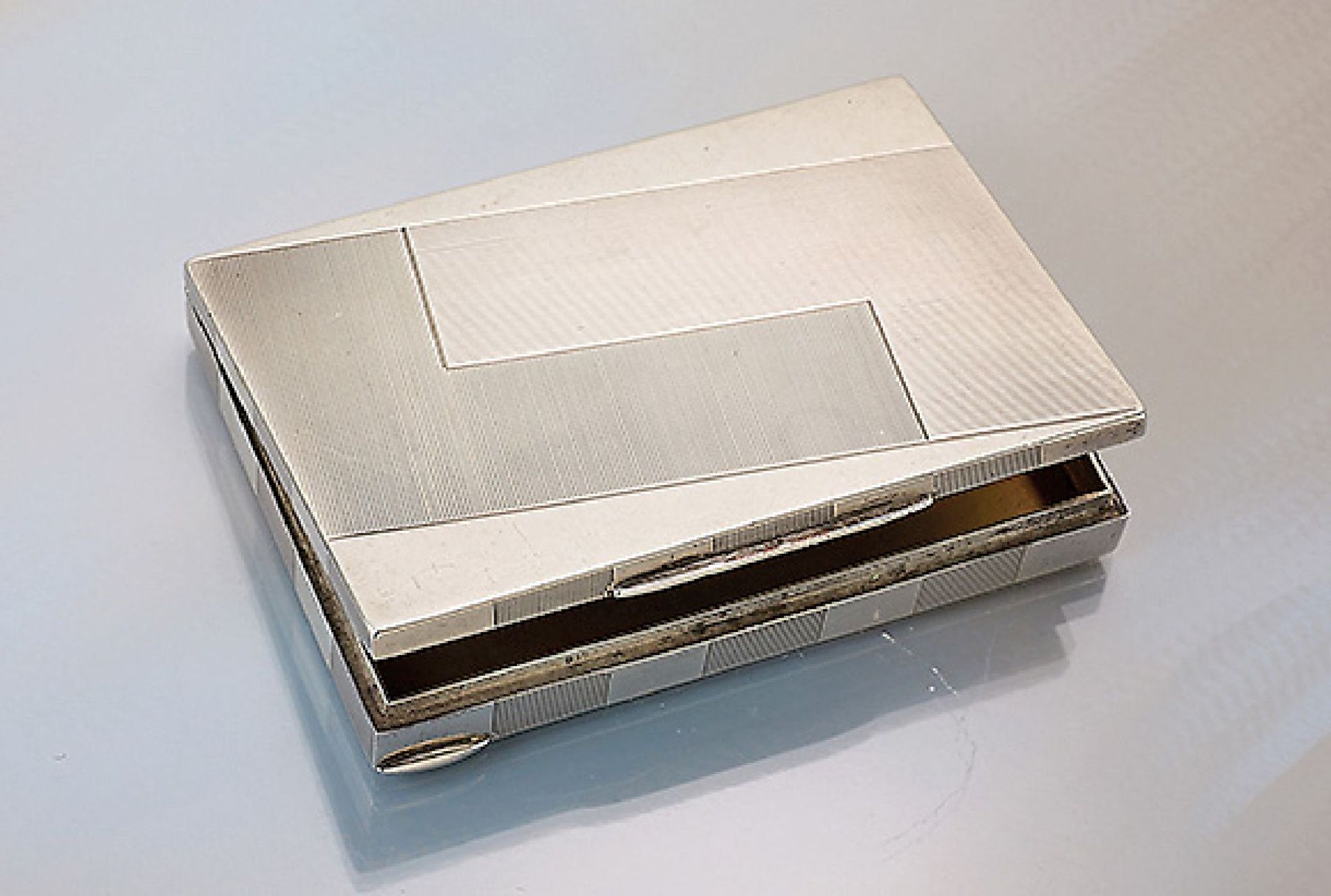 Deckeldose, deutsch um 1925, 935er Silber, reines Art-Deco, guill., innen verg., ca. 5.5 x 7.5 cm,