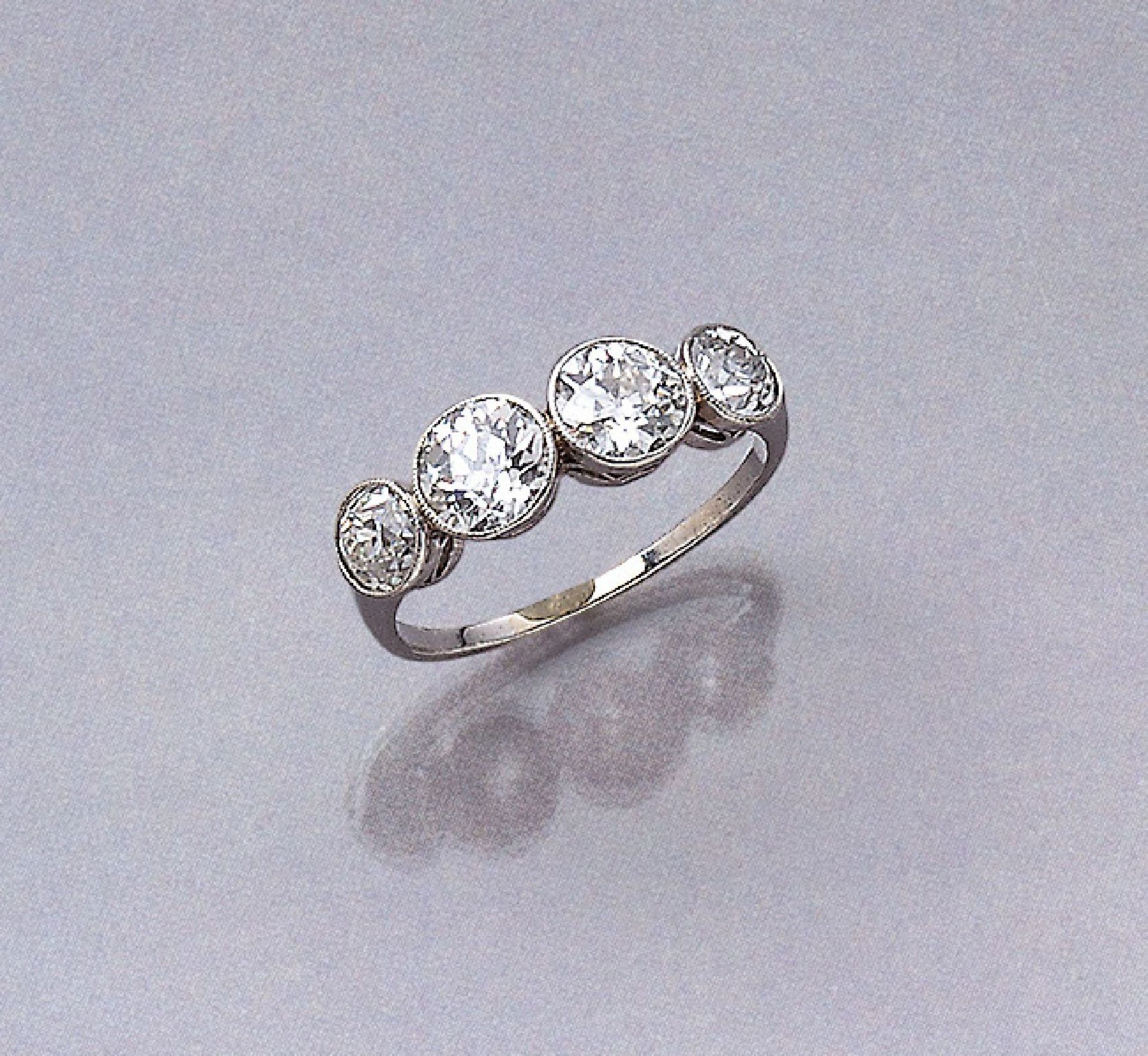 Platin Ring mit Diamanten, um 1900, mittige2 Altschliffdiamanten zus. ca. 2.00 ct, seitl.2