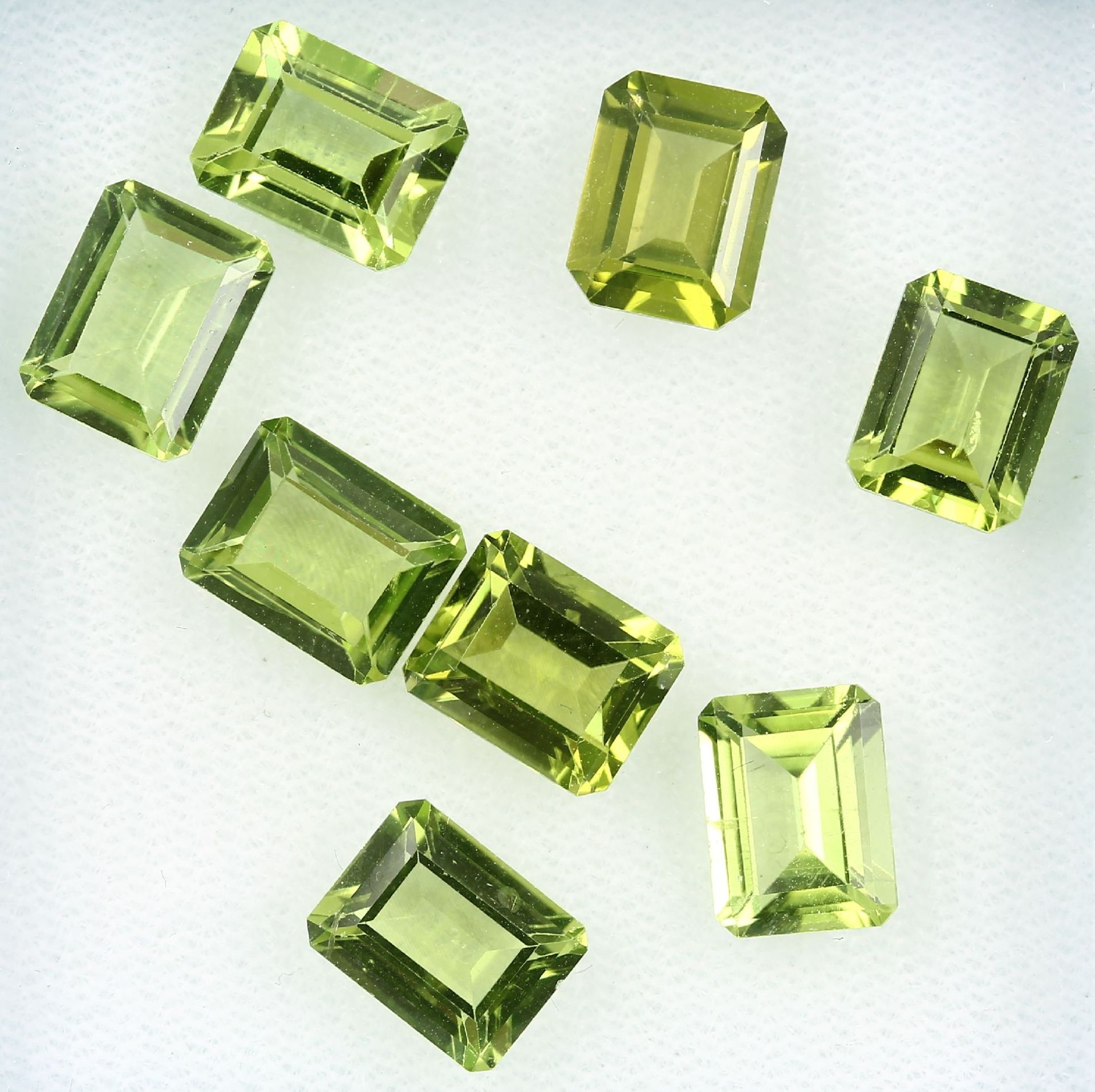 Lot 8 lose facett. Peridots zus. 19.26 ct, im Emerald-Cut Schätzpreis: 2000, - EUR