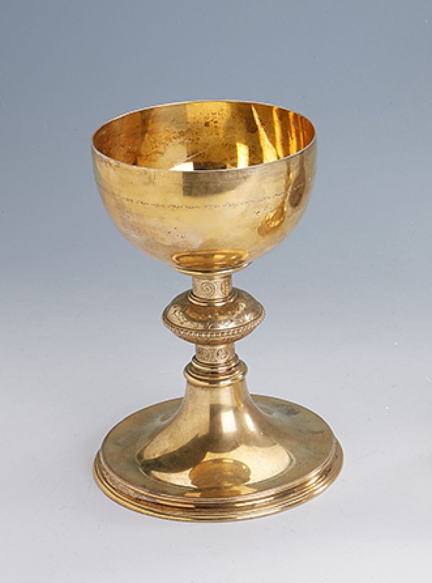 Messkelch, deutsch um 1930/40, Cuppa 800er Silber vergoldet, Unterteil Kupfervergoldet, Anspielung