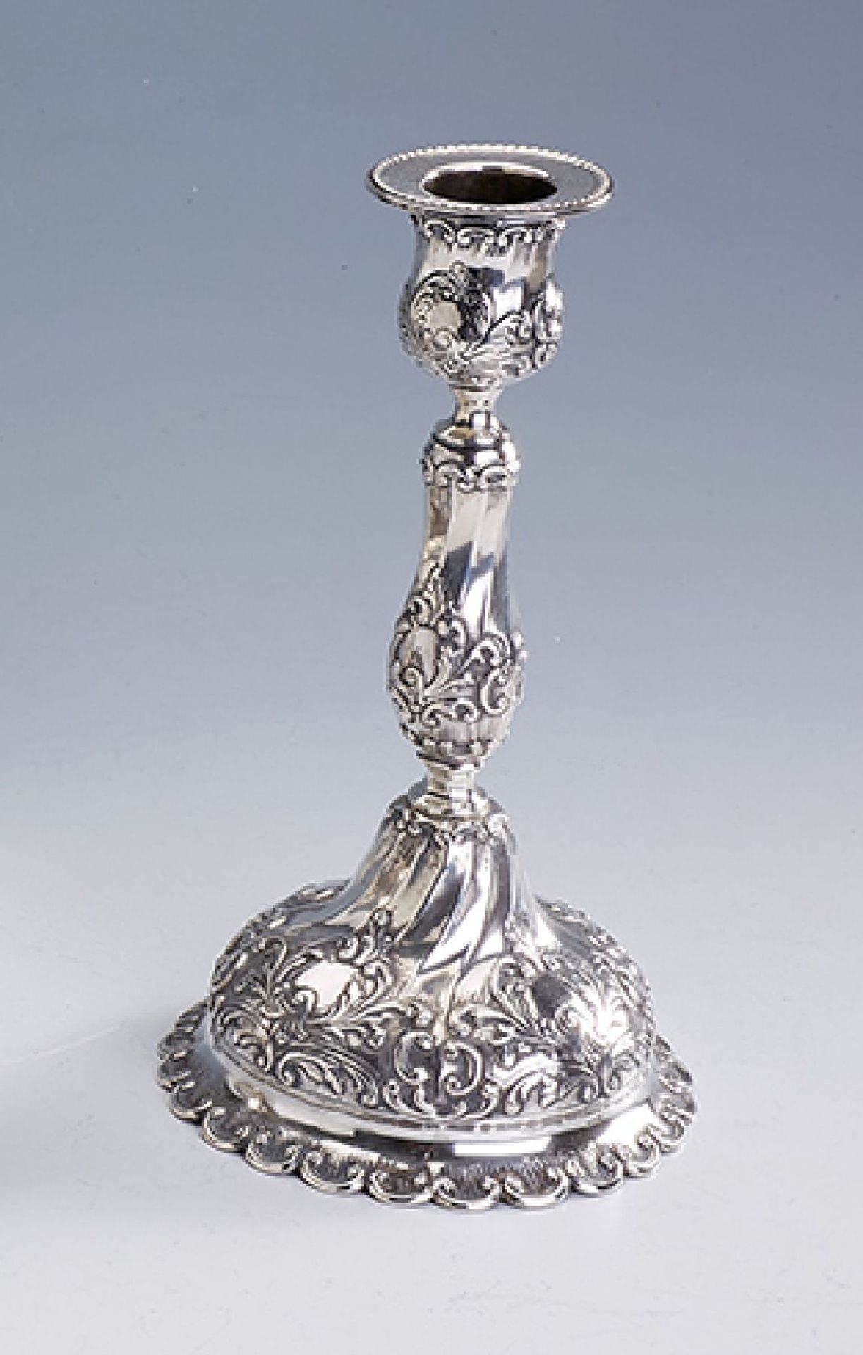 Kerzenleuchter, wohl deutsch um 1900, Silber gepr., reich abstrakt floral verziert, Tülle sek. 835er