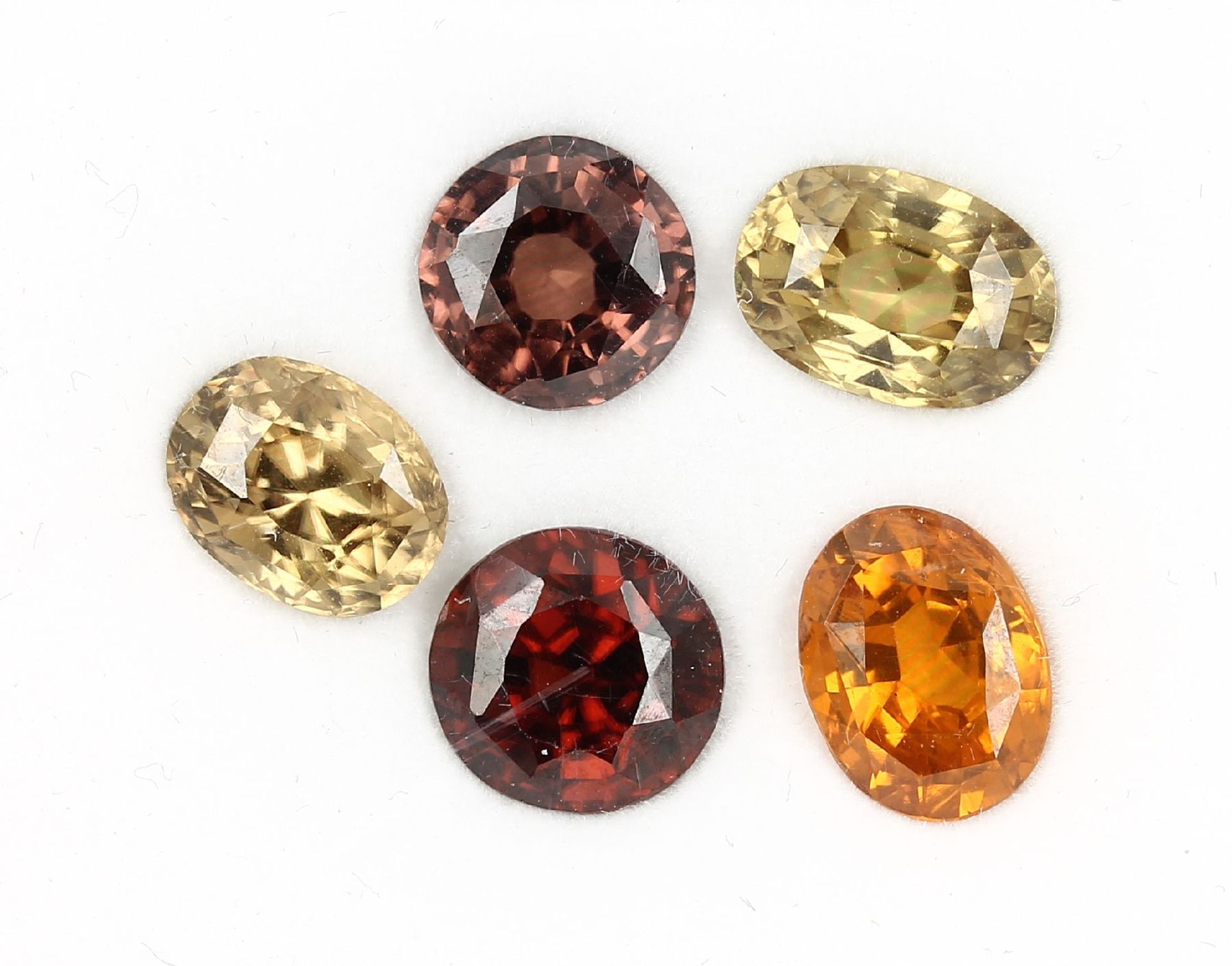 Lot 5 lose Zirkone zus. 18.82 ct, oval- und rundfacett. Schätzpreis: 1200, - EUR