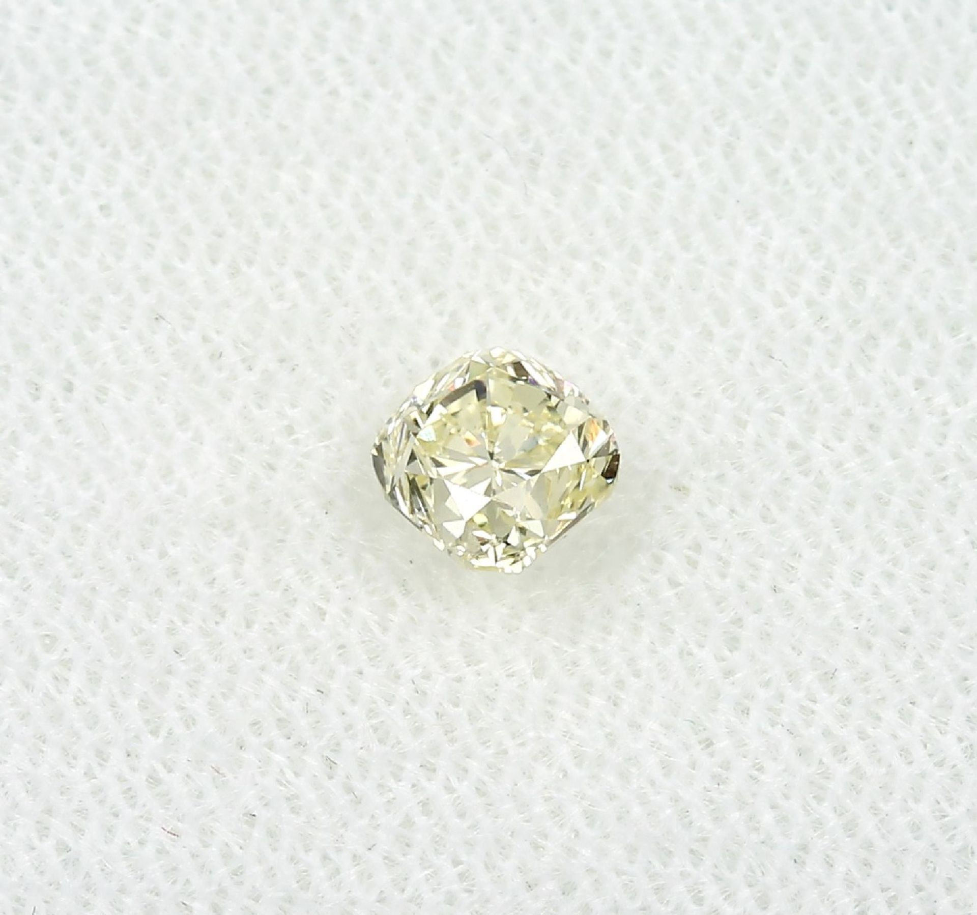 Loser Diamant, 0.71 ct Natural fancy yellow/vvs1, im Kissenschliff, 4.86 x 4.75 x 3.71 mm, mit HRD- - Bild 3 aus 3