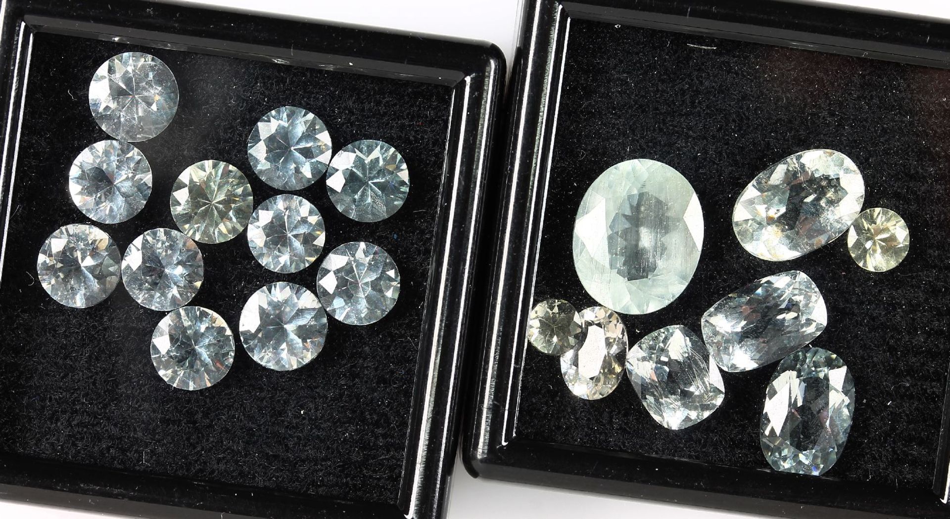 Lot Aquamarine: 1 x 10 kalibrierte rundfacett. Aquamarine, zus. 9.43 ct; 1 x 8 facett. Aquamarine