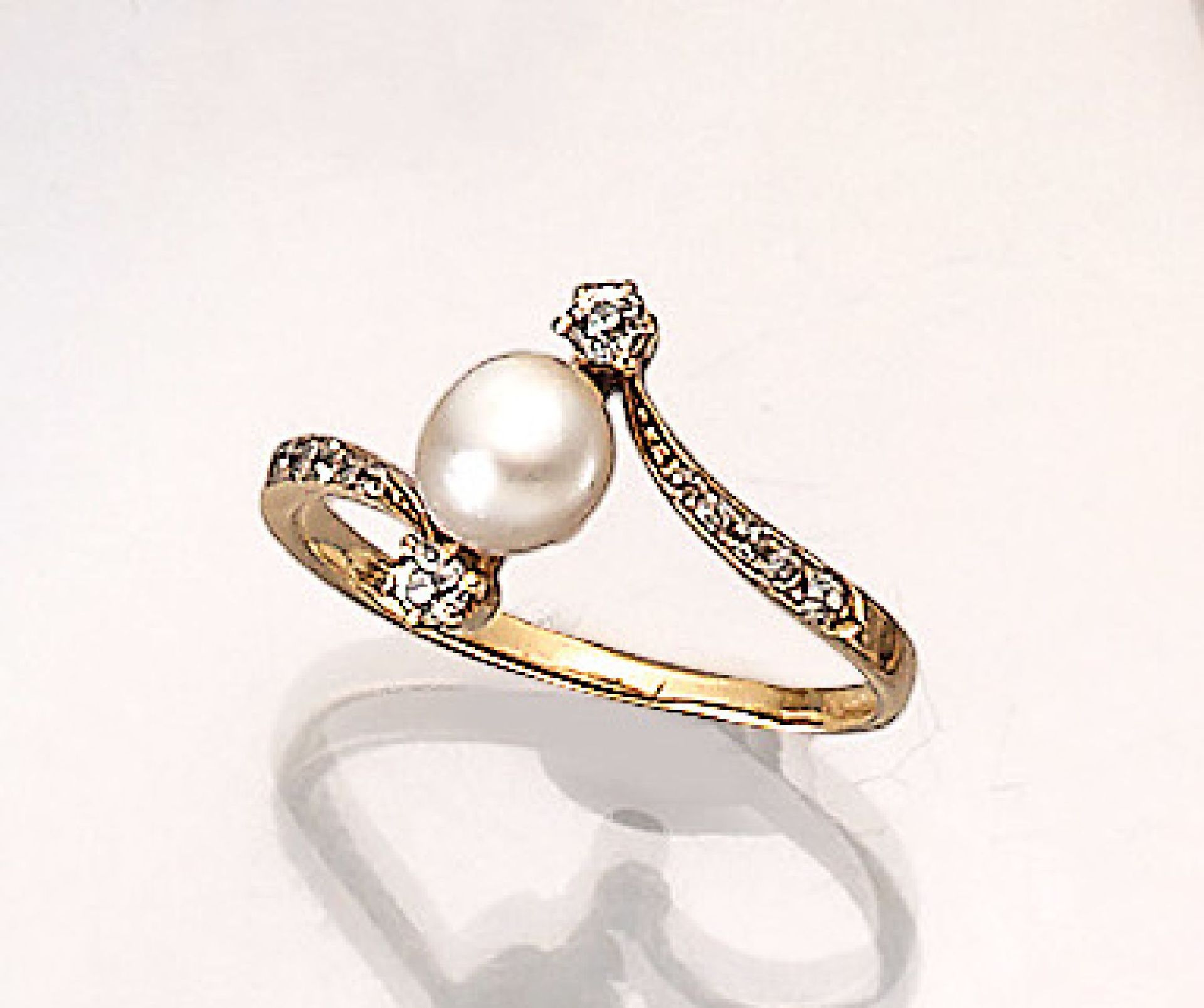 Jugendstilring mit Orientperle und Diamanten, GG 750/000, um 1900, mittig mit einer Perle,