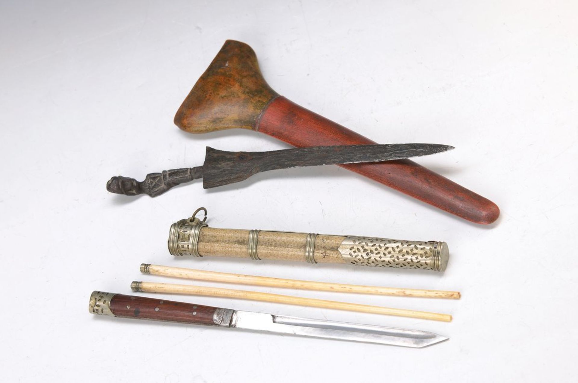 Essbesteck, Tibet, um 1900, gekehltes Messer, zwei Essstäbchen aus Bein, Etui mit Rochenhaut bezogen