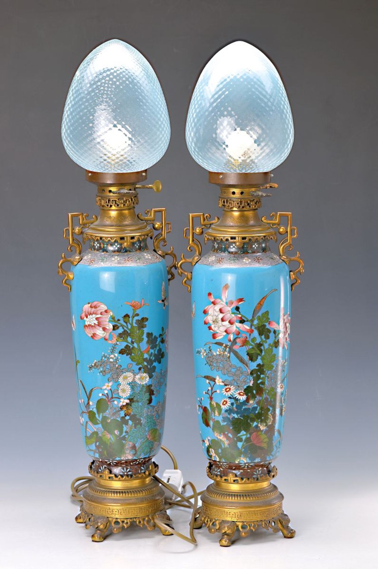 Paar große Vasen-/Tischlampen, Japan, um 1900, Email, blaugrundig mit buntem Blumen- und