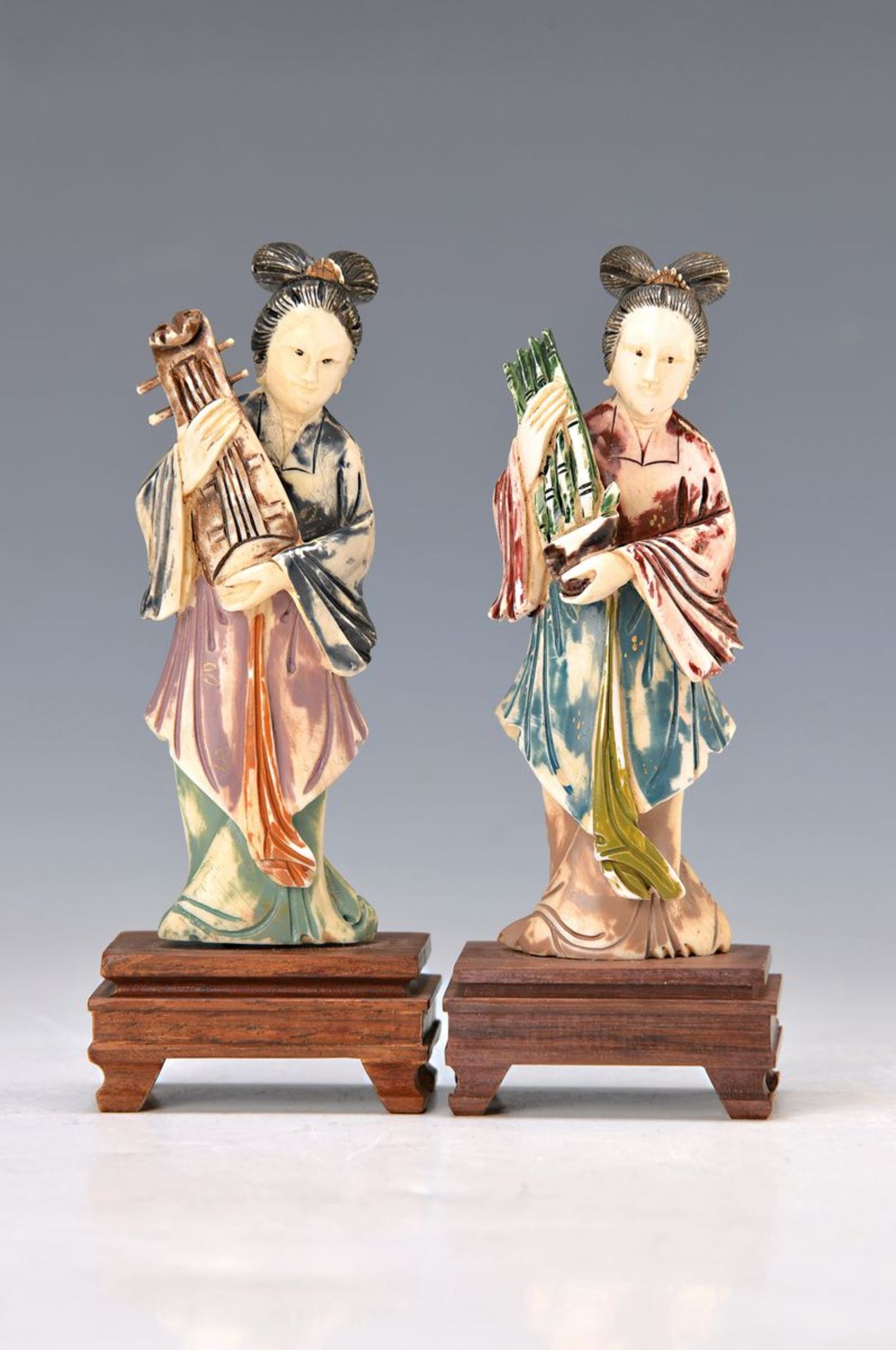 Paar Elfenbeinfiguren, China, um 1900, , höfische Musikantinnen, Reste von Originalbemalung, auf