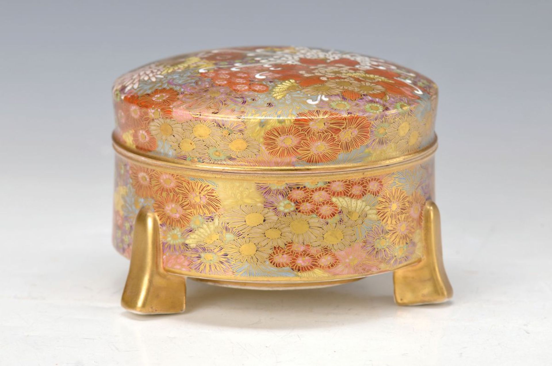 Deckeldose, Japan, Satsuma, um 1900, Steinzeug fein bunt bemalt mit mille fiori auf goldenem