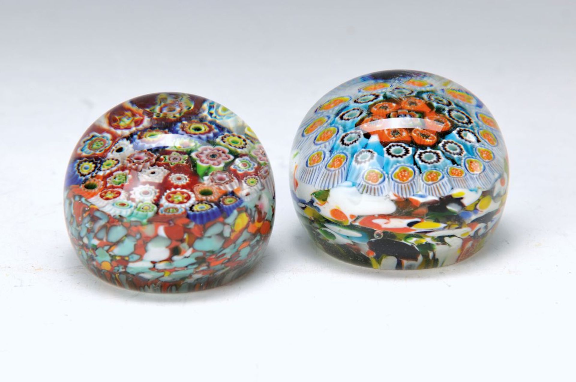 2 Paperweights, Murano Italien, 1. Hälfte 20. Jh., farbloses mundgeblasenes Glas mit bunten