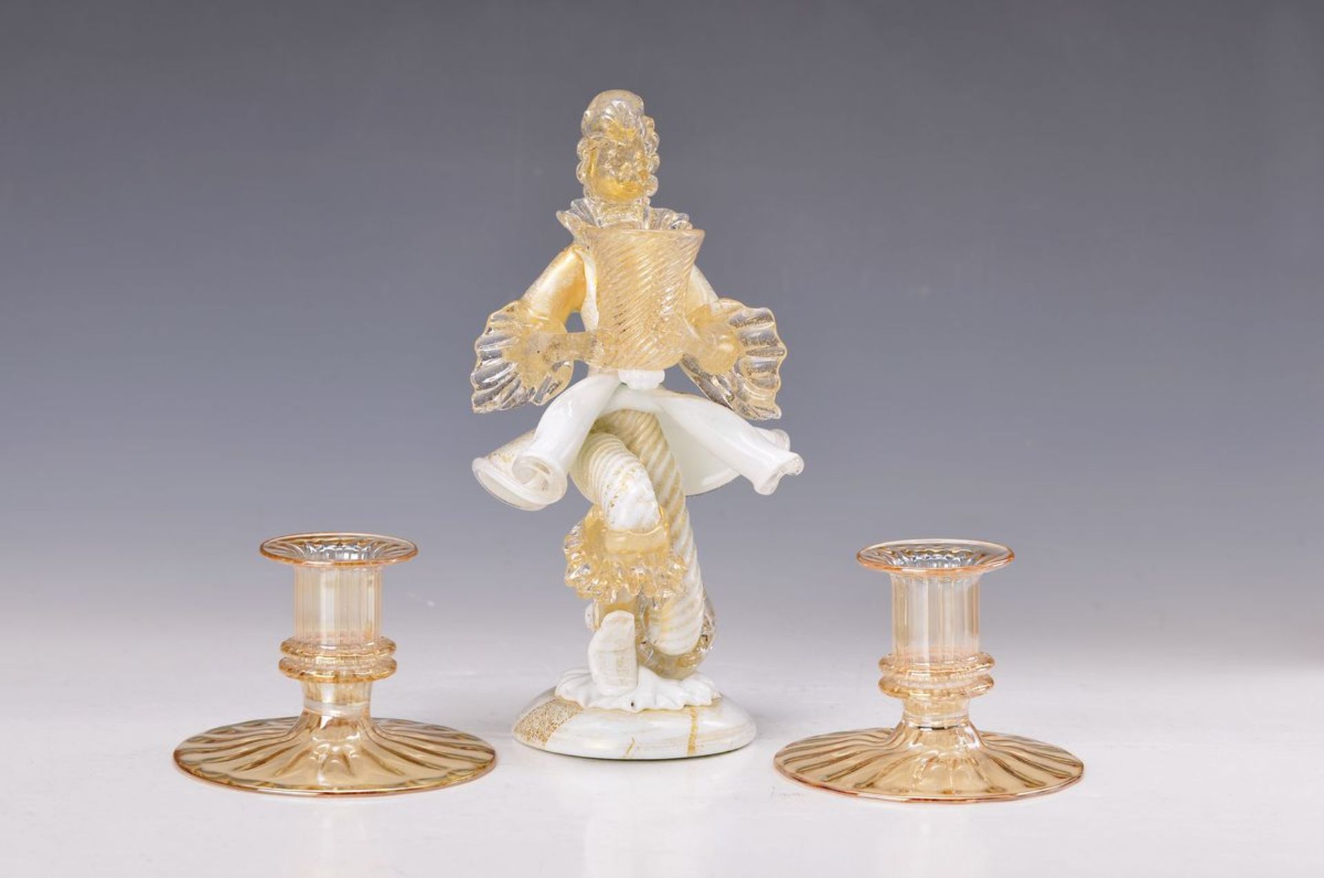 Figurenleuchter und zwei Kerzenleuchter, Murano Italien, 20. Jh., mundgeblasenes Glas, Figur mit