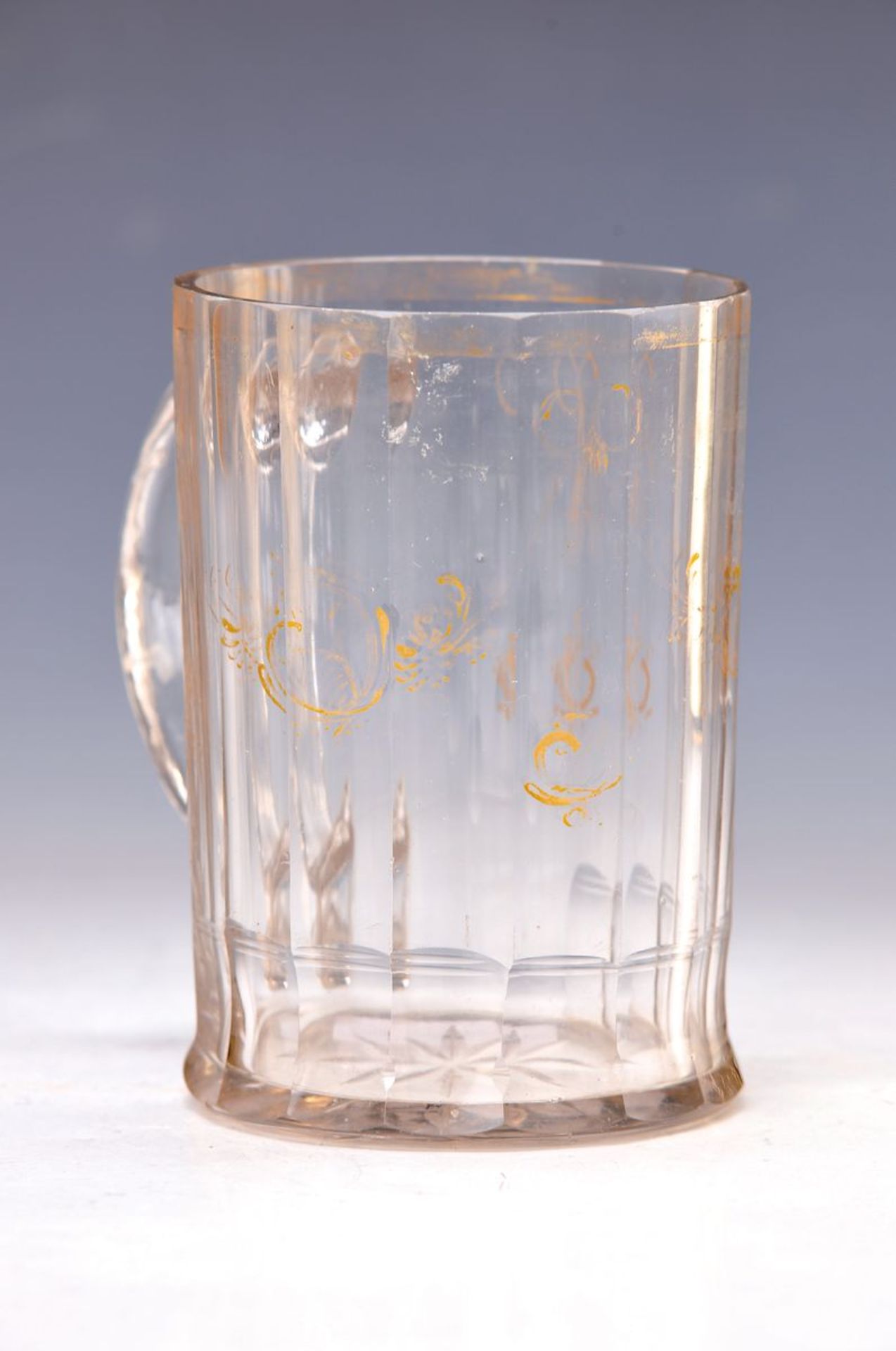 Henkelbecher, Böhmen, um 1830-40, farbloses facettiertes Glas, Reste alter Goldmalerei, H. ca. 11.