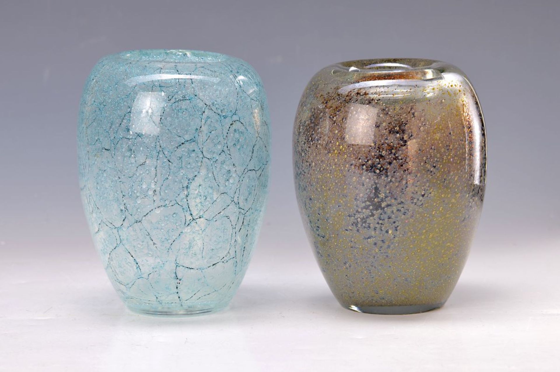 Zwei Vasen, deutsch, WMF, Entwurf Walter Dexel 1937, eiförmiger Glaskorpus, stark blasiges Glas,
