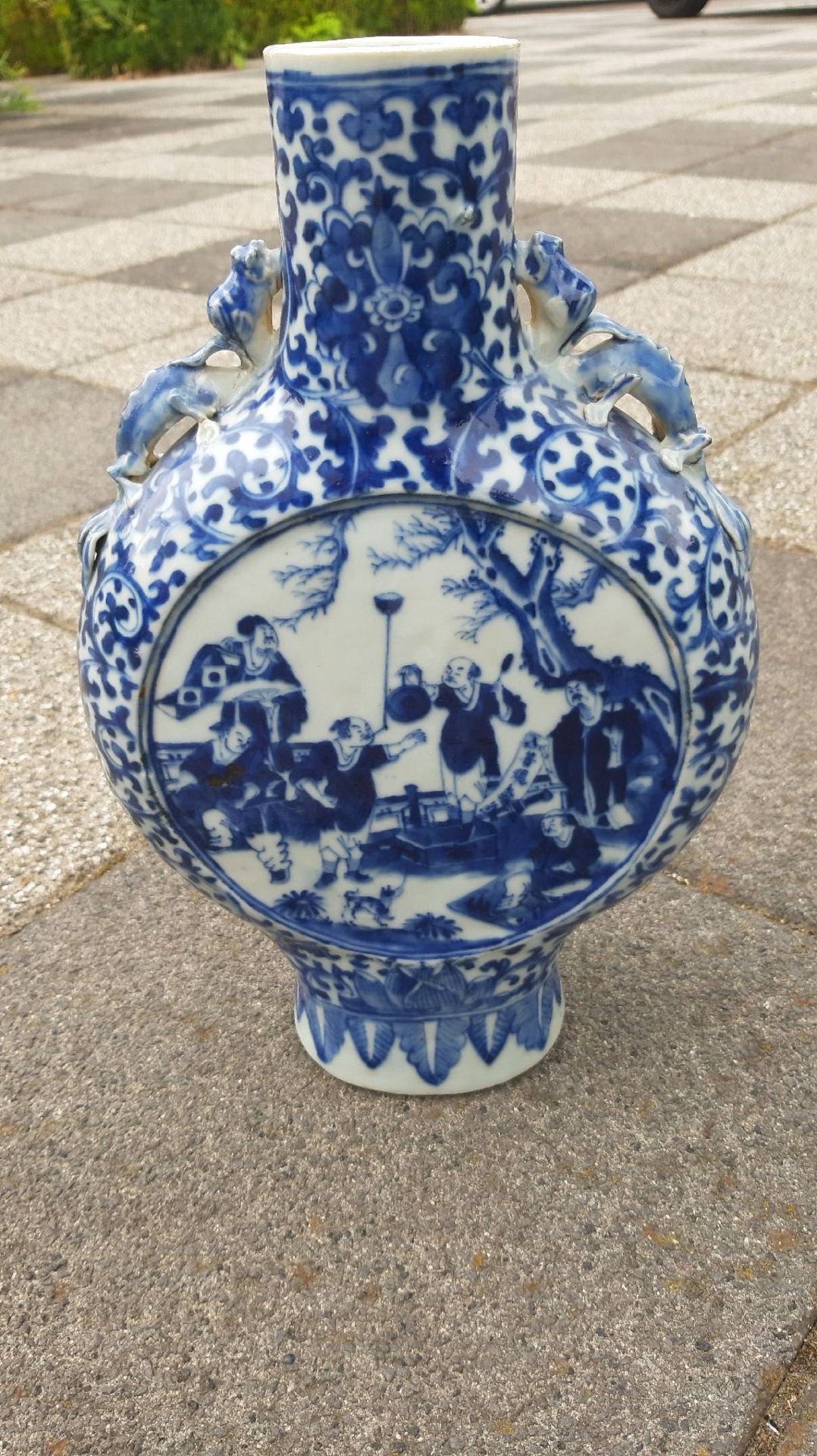 Pilgerflasche, China, um 1770/80, blaue Malerei, unter der Glasur Darstellung von Musikanten, gute - Bild 2 aus 8