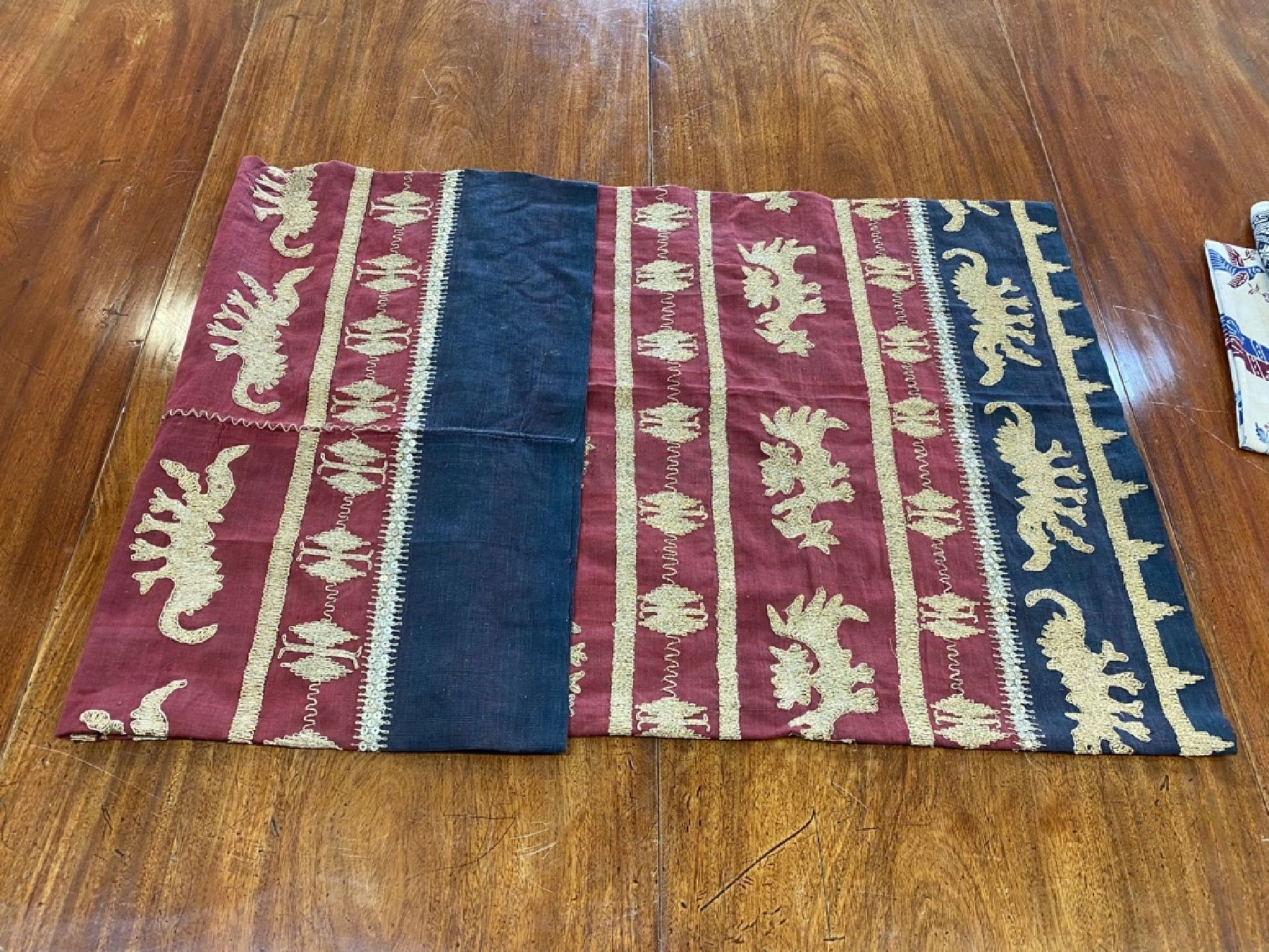 7 Tücher, Indonesien, um 1900 und jünger, 2x Ikat, großes Brokattuch mit erhabener Stickerei: - Bild 7 aus 8