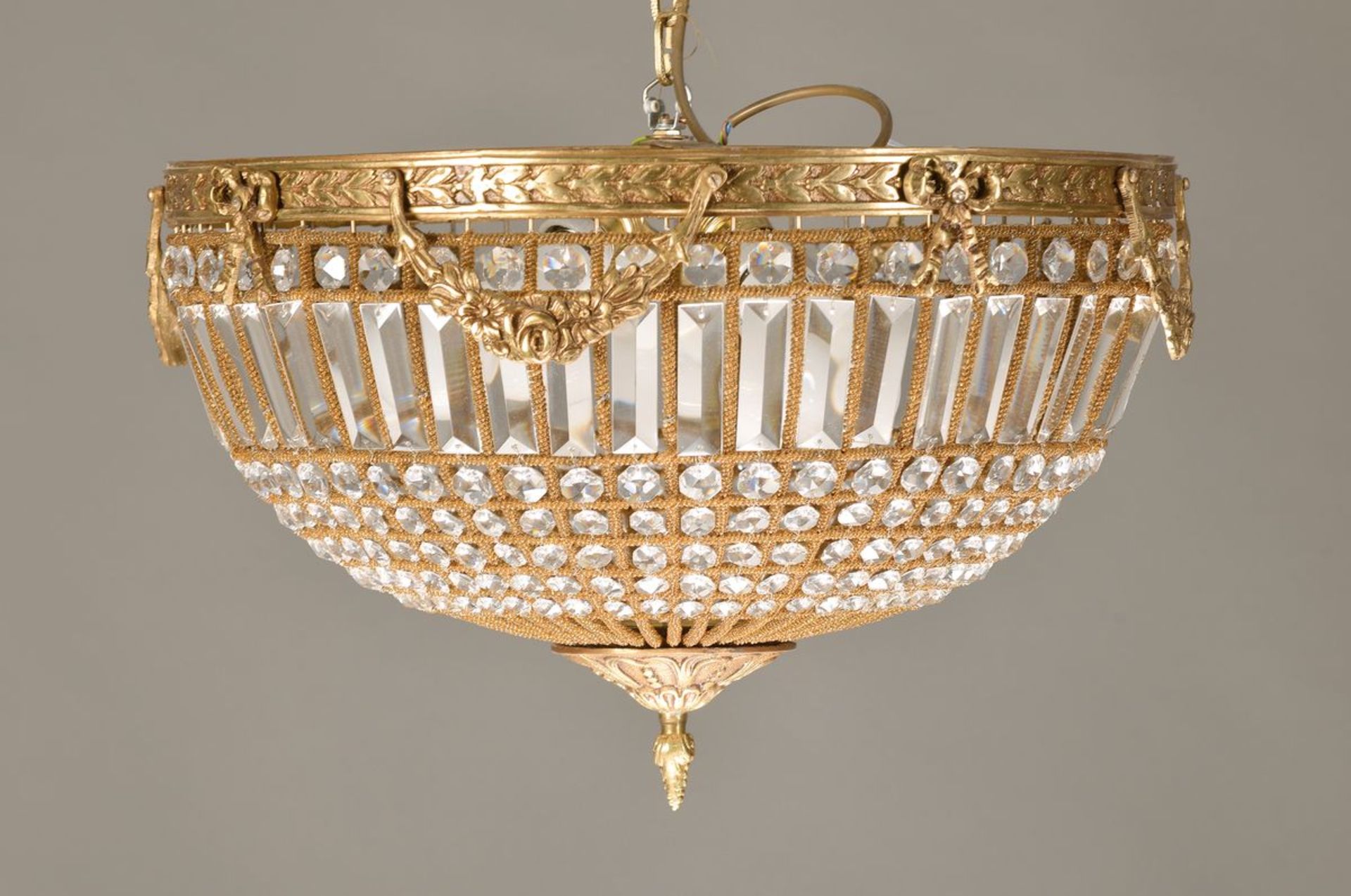 Deckenlampe im klassizistischen Stil/ Korblampe, umwickelter Gitterkorb mit reichem