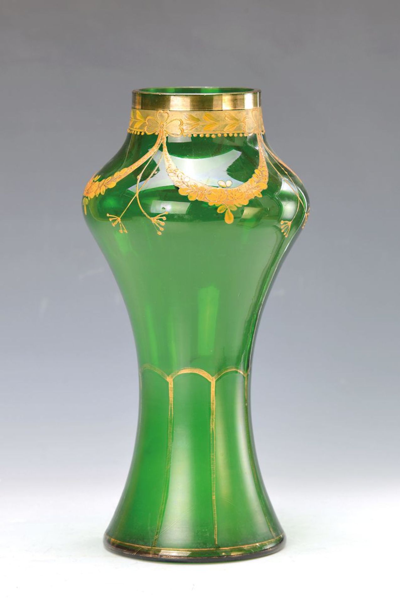 Jugendstilvase, Böhmen, um 1890, grünes Glas, im unteren Teil mattiert, am oberen Rand