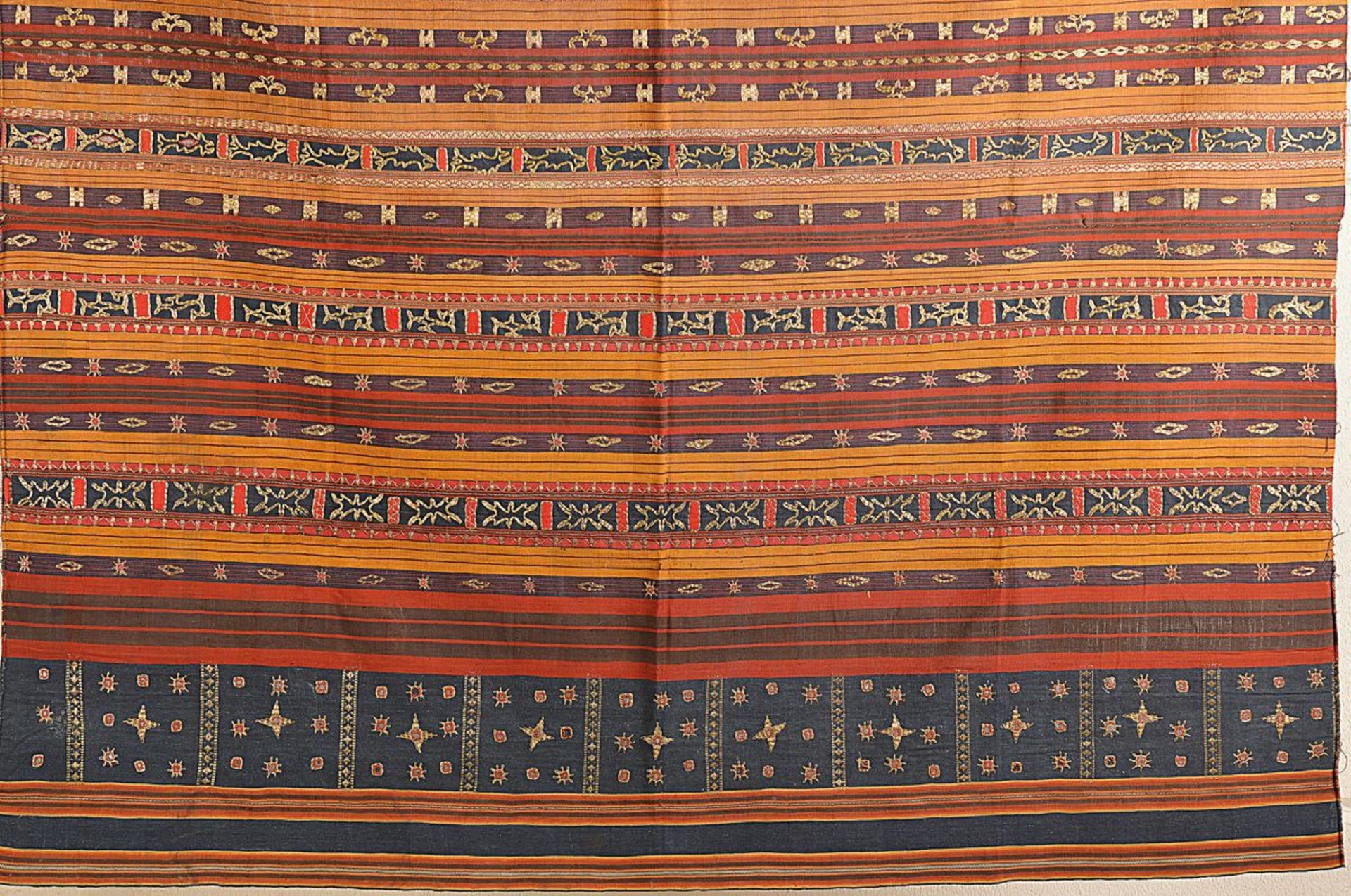 7 Tücher, Indonesien, um 1900 und jünger, 2x Ikat, großes Brokattuch mit erhabener Stickerei: