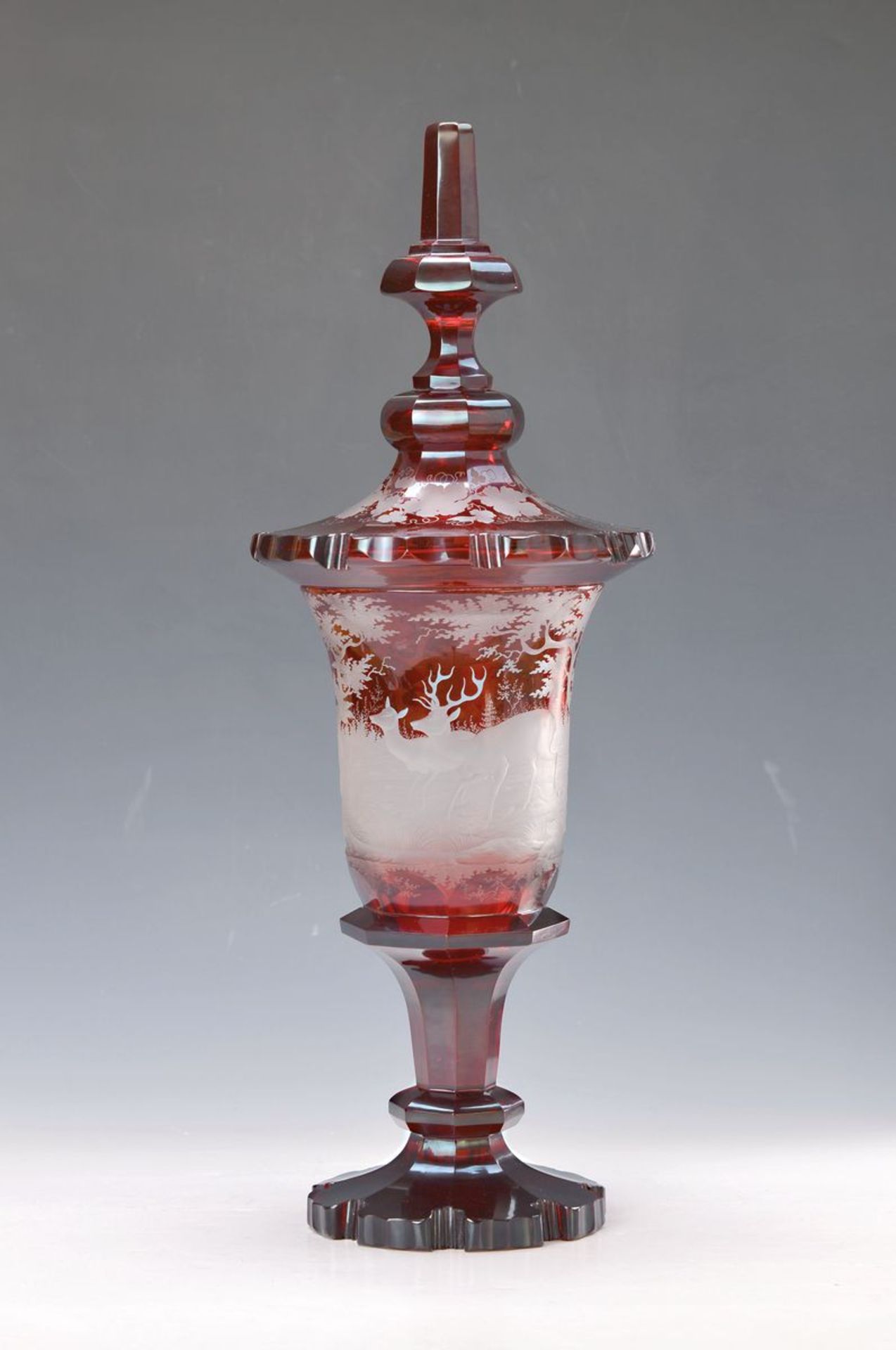Außergewöhnlich prächtiger Deckelpokal, Böhmen, um 1860, dickwandiges Glas, rubiniert, tiefer