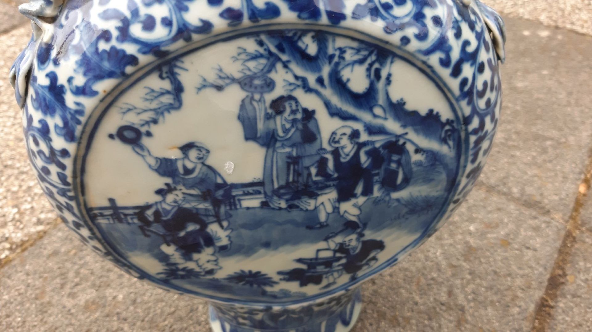 Pilgerflasche, China, um 1770/80, blaue Malerei, unter der Glasur Darstellung von Musikanten, gute - Bild 7 aus 8