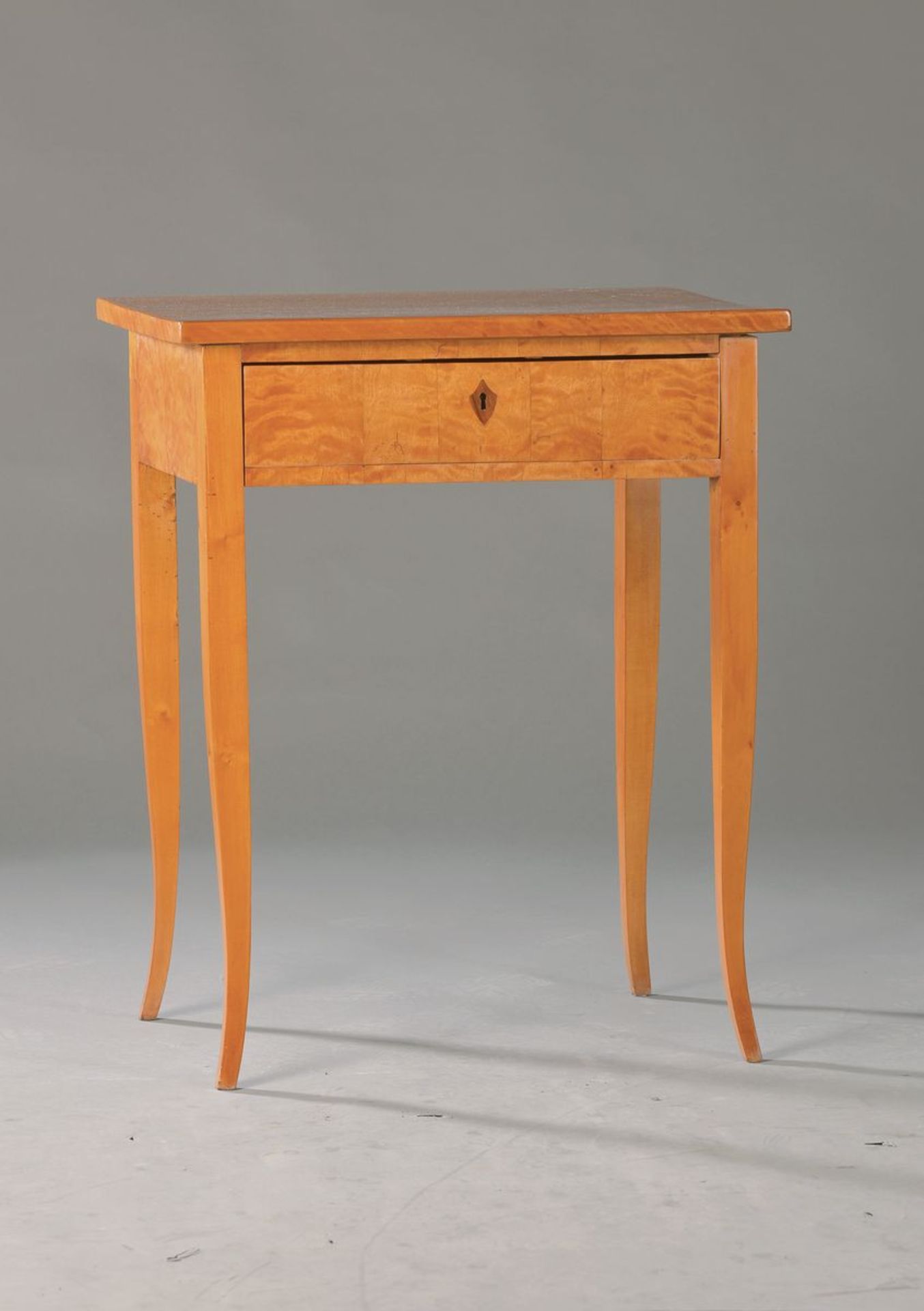 Biedermeier-Beistelltisch, um 1820, Birke furniert, Beine massiv, weit ausgestellt, eine Schublade