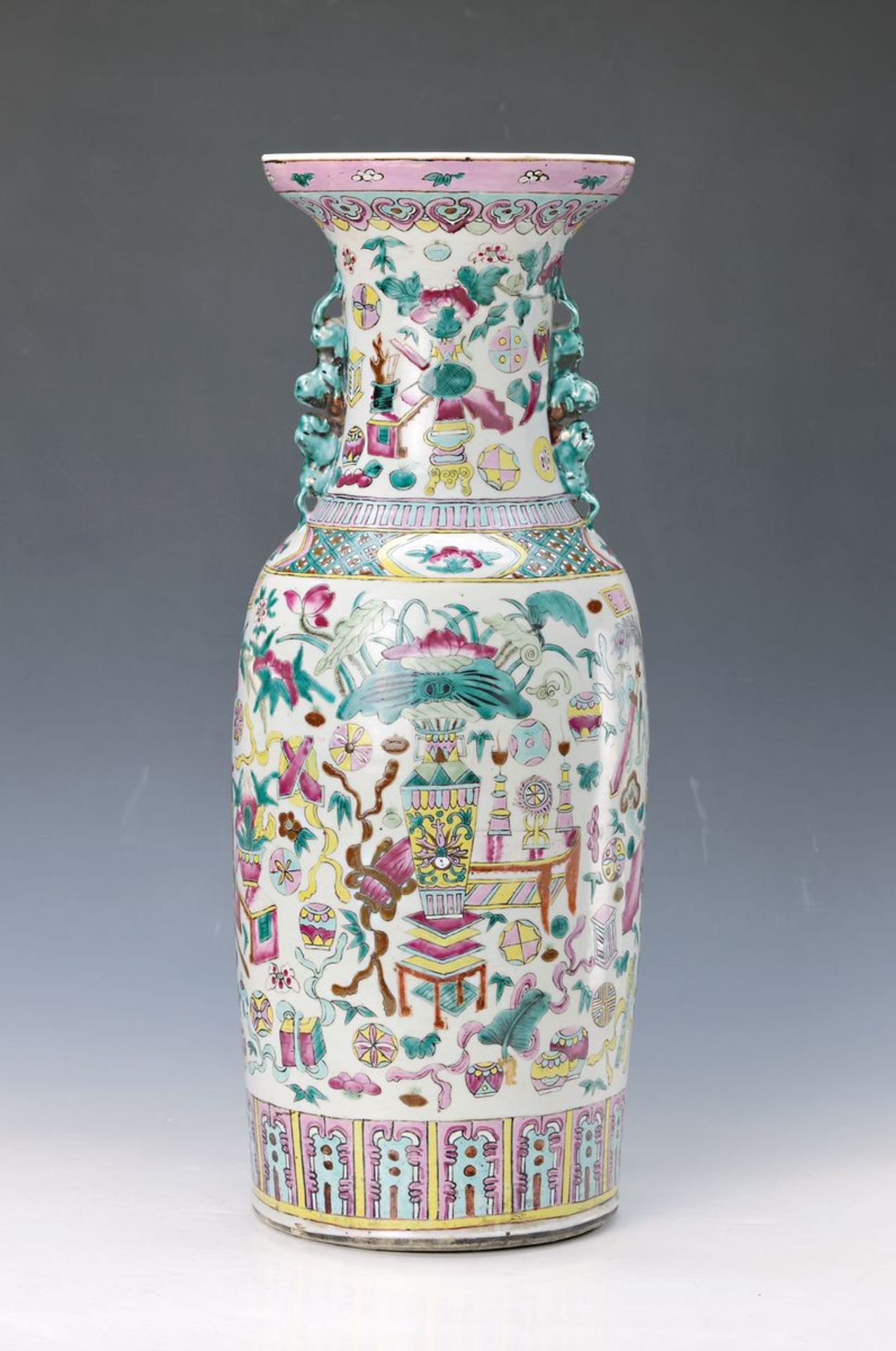 Große Vase, China, um 1890, Porzellan, umlaufender bunter Dekor mit wertvollen Glückssymbolen,