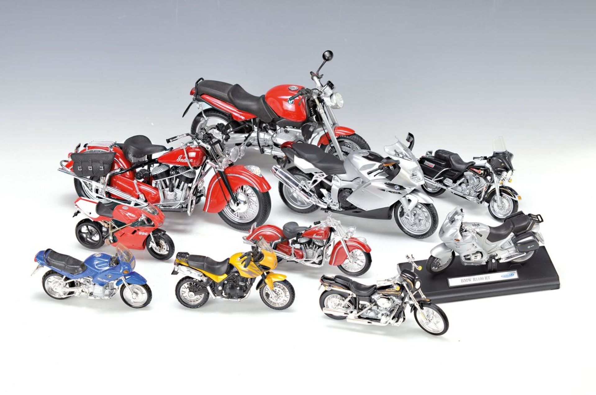 10 Modell-Motorräder, 1980er/1990er Jahre, BMW, Indian, Harley-Davidson und Ducati, nur leichte