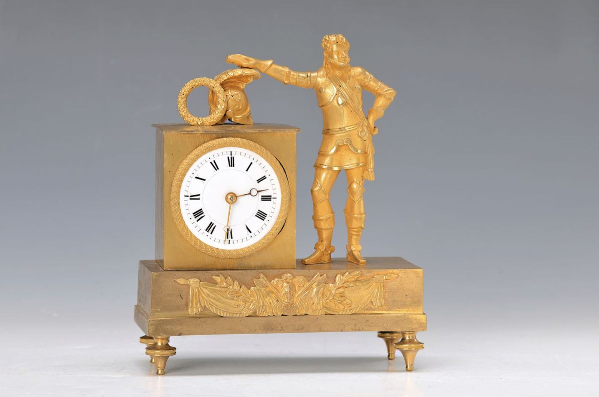Kleine Pendule, Frankreich, 19. Jh., vergoldetes Bronzegehäuse (berieben), neben Uhr stehender