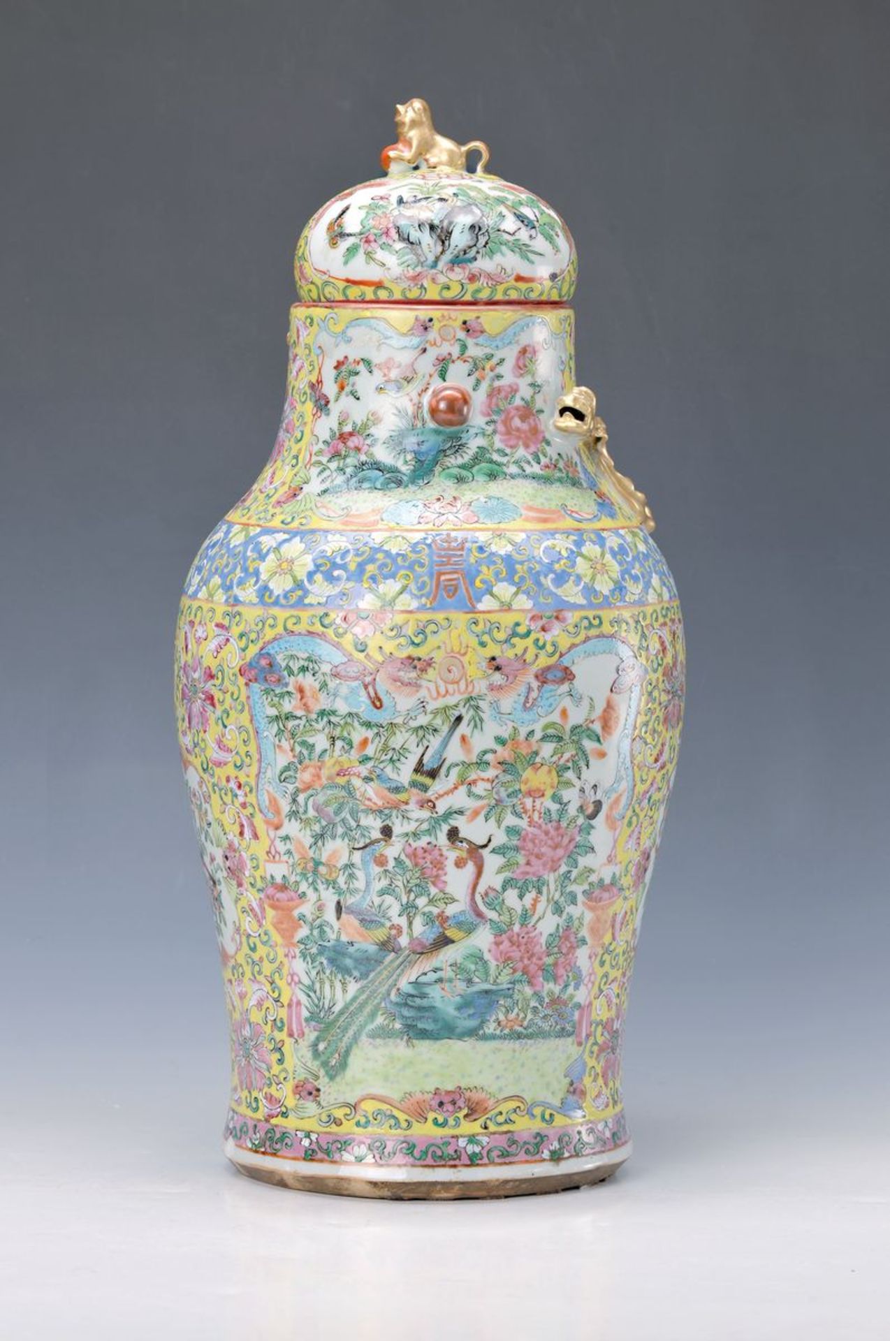 Große Vase, China, um 1890, Porzellan, reiche Bemalung von Vögeln und Blumen, alter Deckel