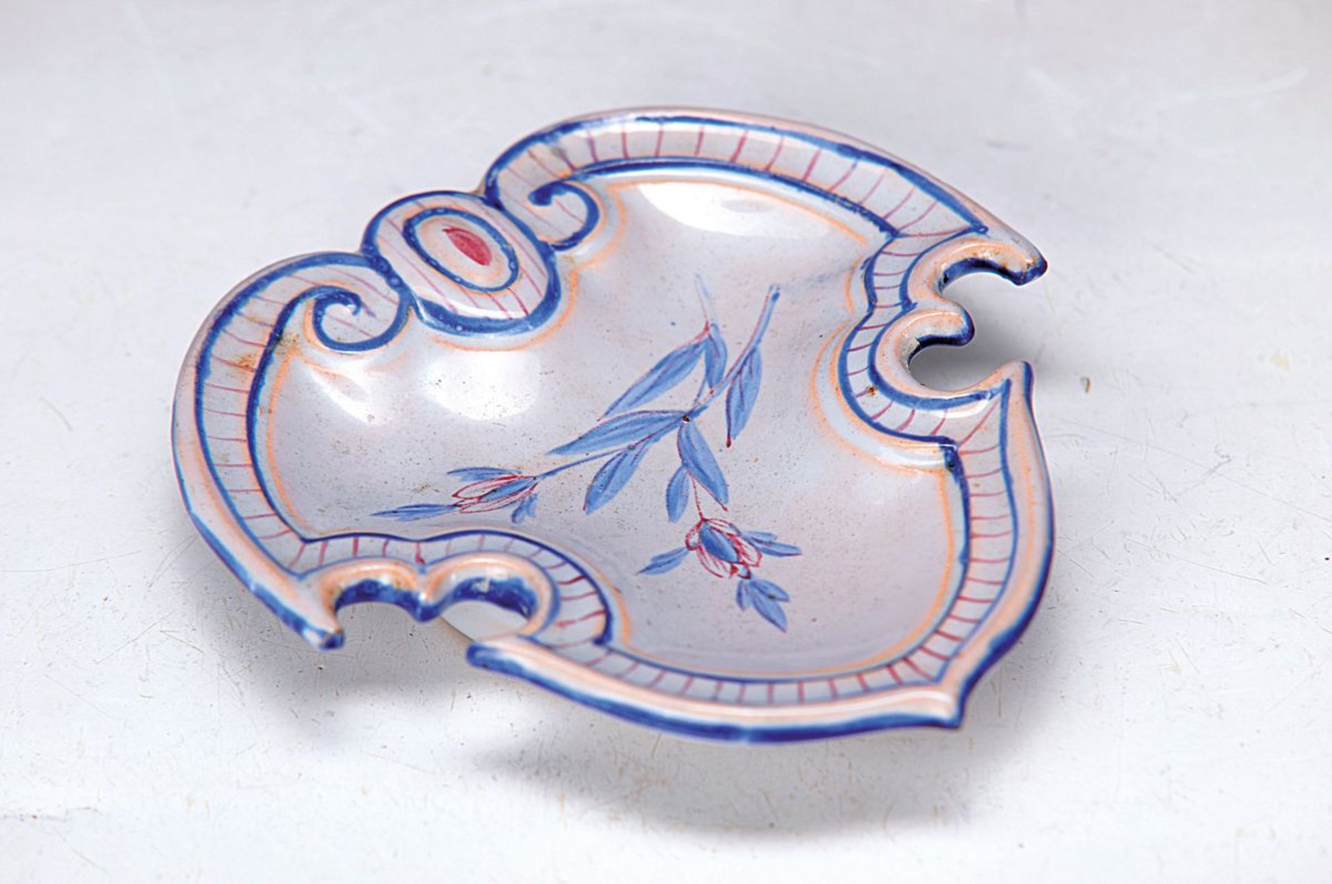 Kleines Schälchen, wohl Gallé, St. Clement, um 1890-1900, Fayence, umlaufende blaue Glasur, mittig