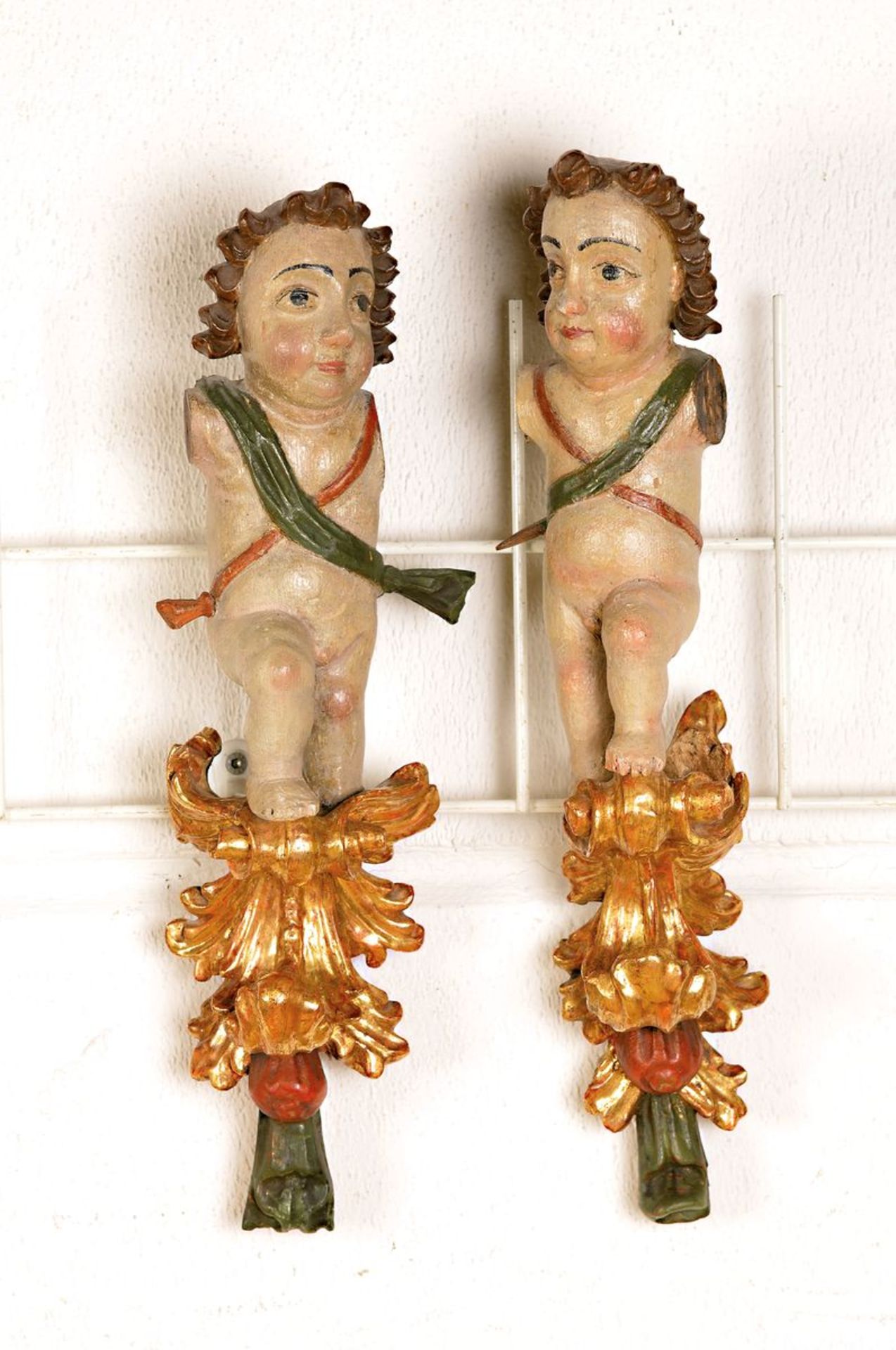 Paar Heiligenfiguren auf Postamenten, süddeutsch, 17. Jh., Arme fehlen, Fassung komplett erneuert,
