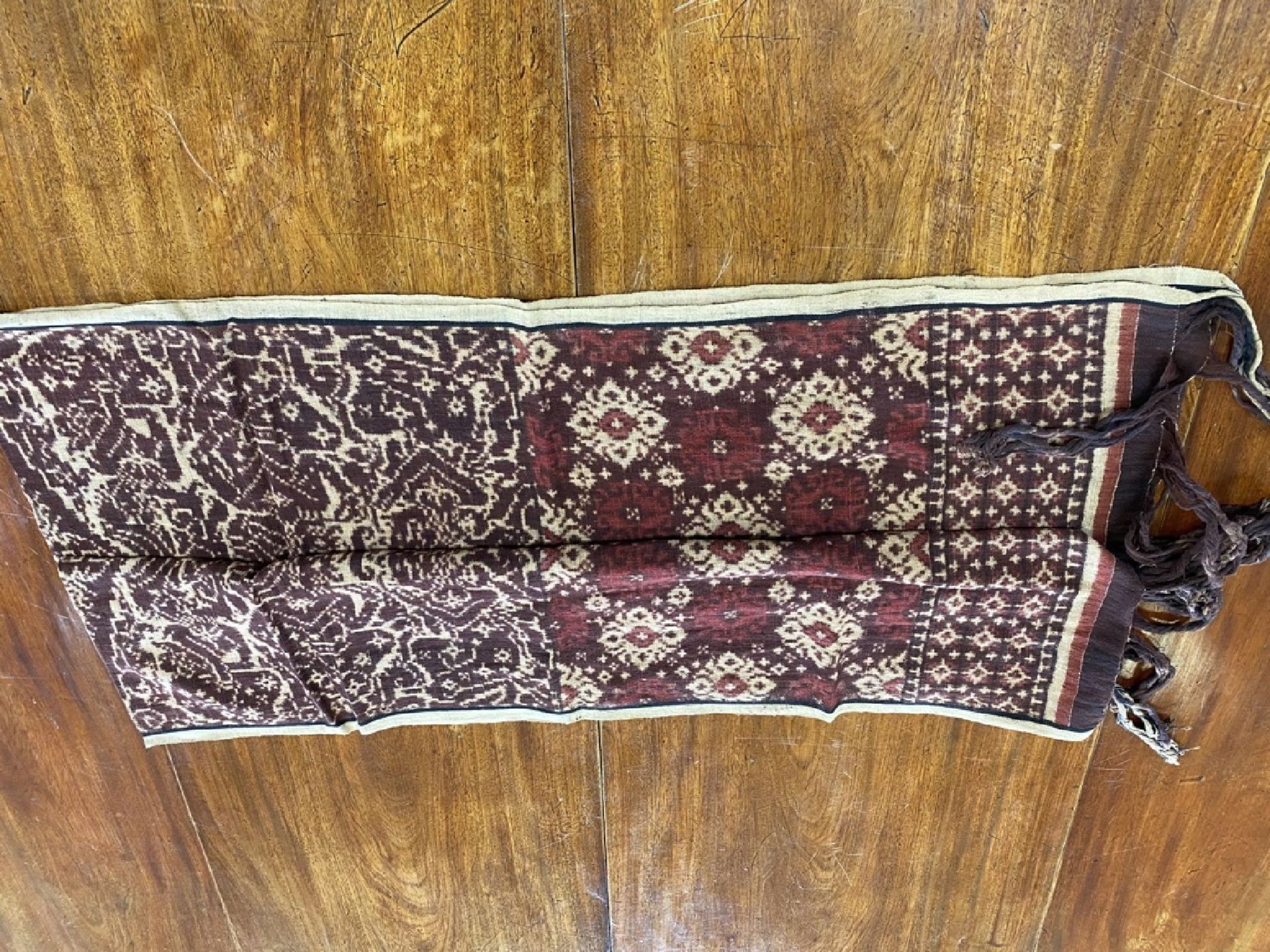 7 Tücher, Indonesien, um 1900 und jünger, 2x Ikat, großes Brokattuch mit erhabener Stickerei: - Bild 4 aus 8