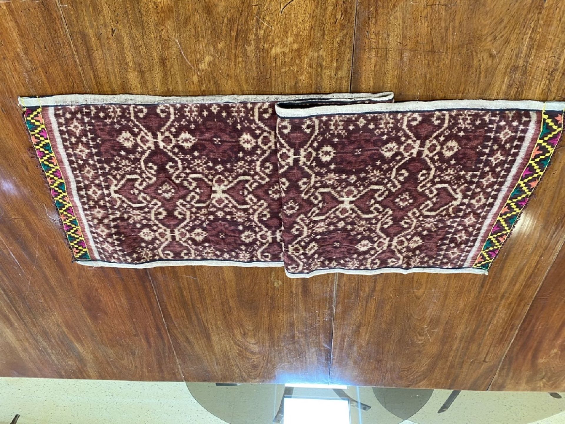 7 Tücher, Indonesien, um 1900 und jünger, 2x Ikat, großes Brokattuch mit erhabener Stickerei: - Bild 2 aus 8