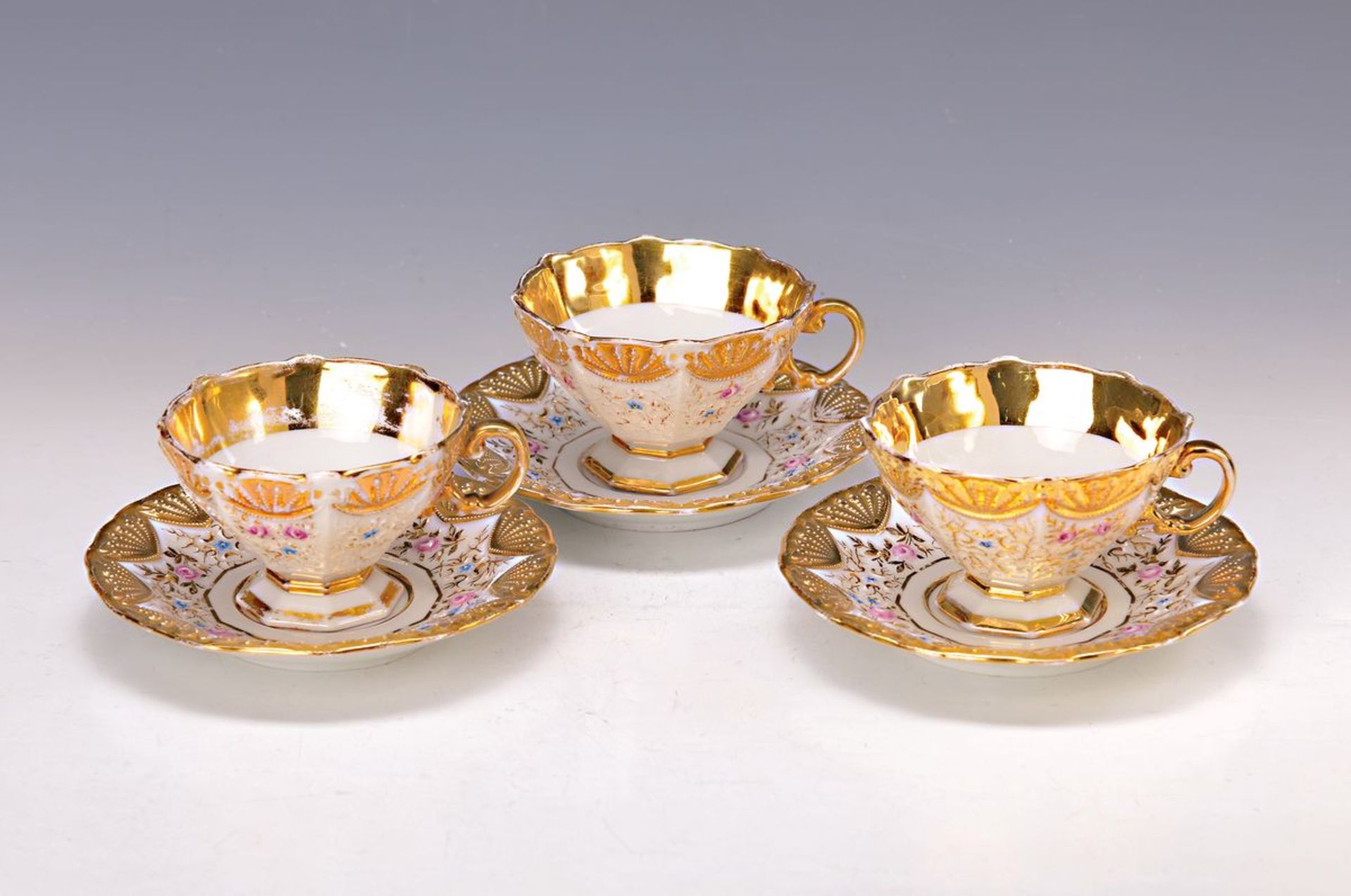 3 Tassen mit Untertassen, Meissen, um 1850, Porzellan, reliefiert und reich vergoldet (berieben),