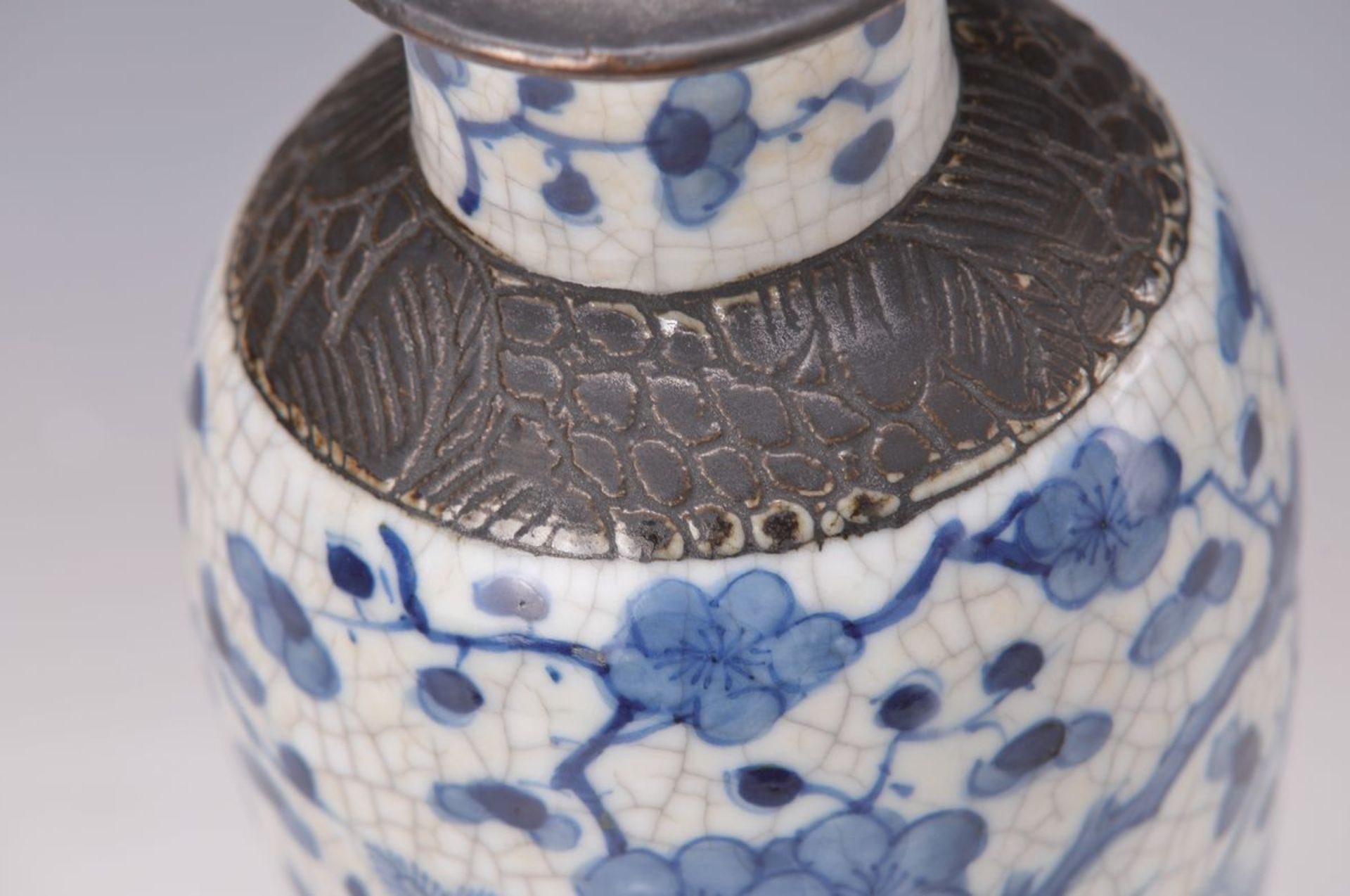 Zwei Deckelvasen, China, um 1900, Porzellan, blaue Unterglasurbemalung, Pfauen- und Drachendekor, - Bild 4 aus 4