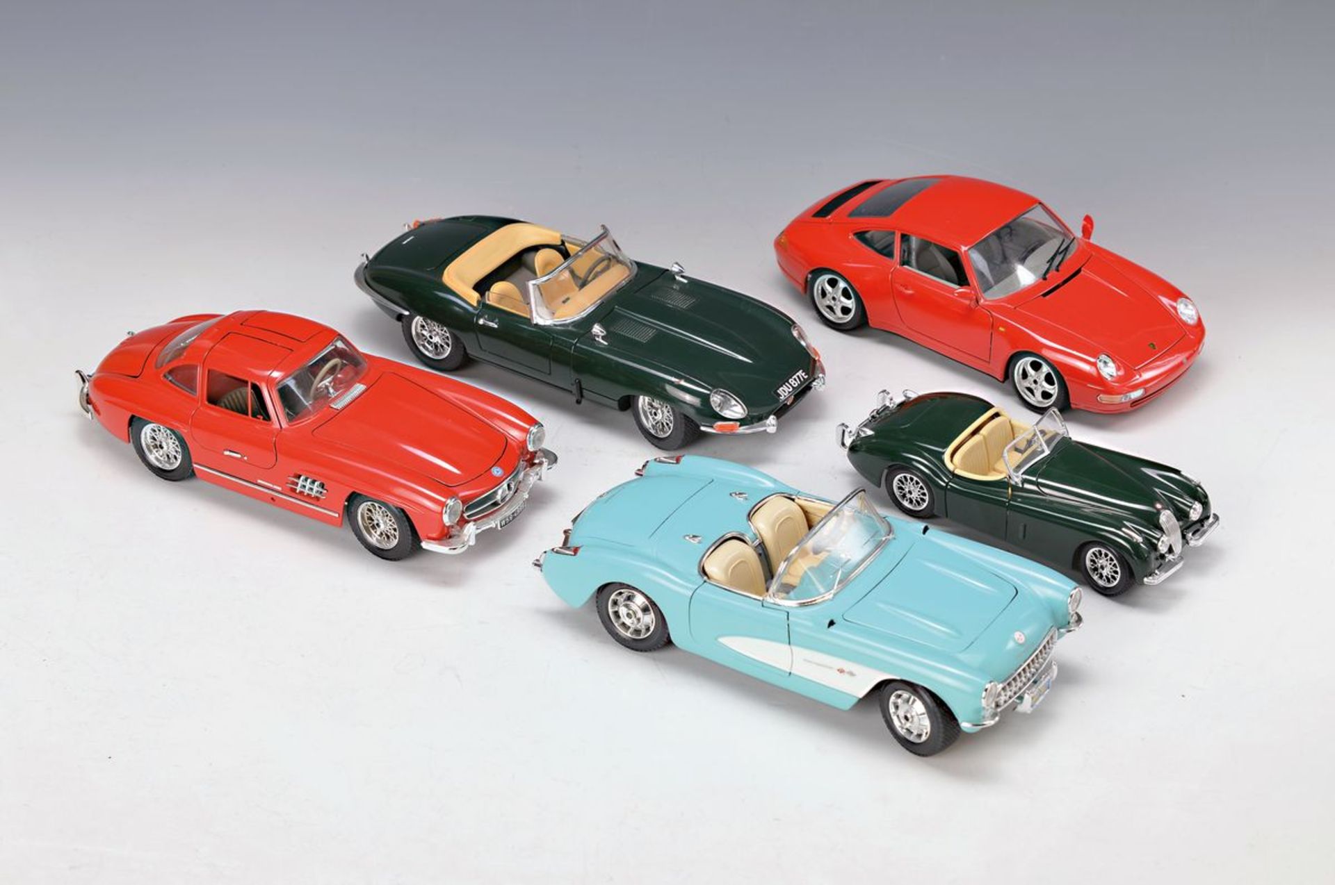 5 Modell-Autos, Burago, 1980er Jahre, 1:18, Mercedes 300 SL Modell 1954, rot; Chevrolet Corvette