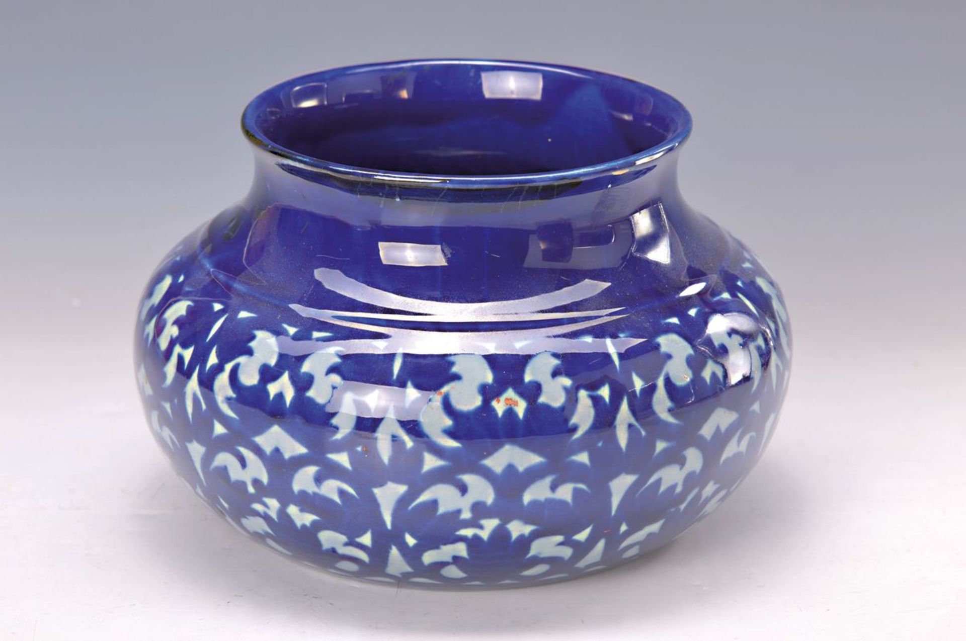 Vase, Velten Vordam, um 1920-30, Fayence, schablonierter blauer Ornamentdekor auf grauweißem