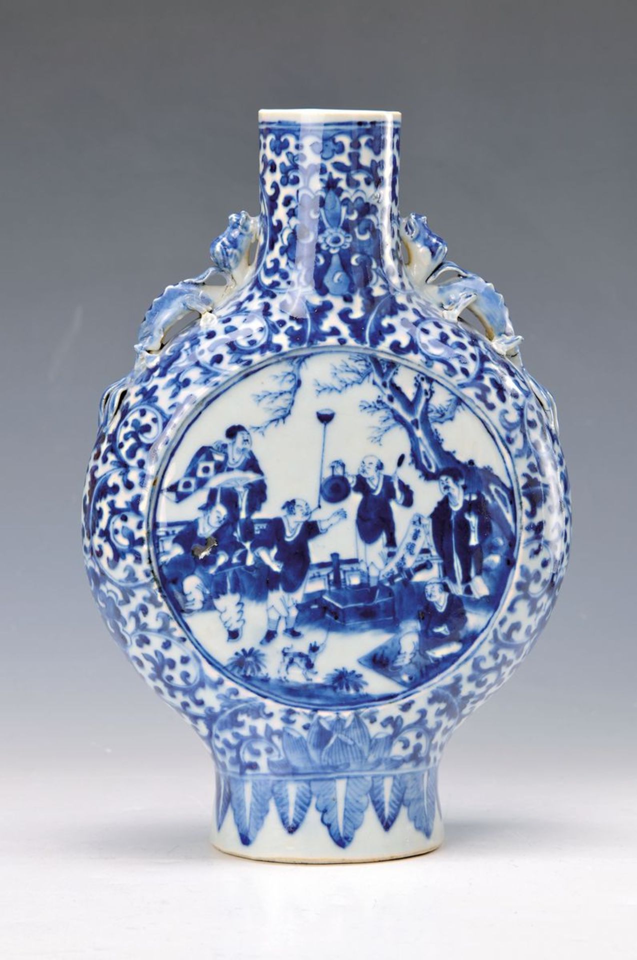 Pilgerflasche, China, um 1770/80, blaue Malerei, unter der Glasur Darstellung von Musikanten, gute