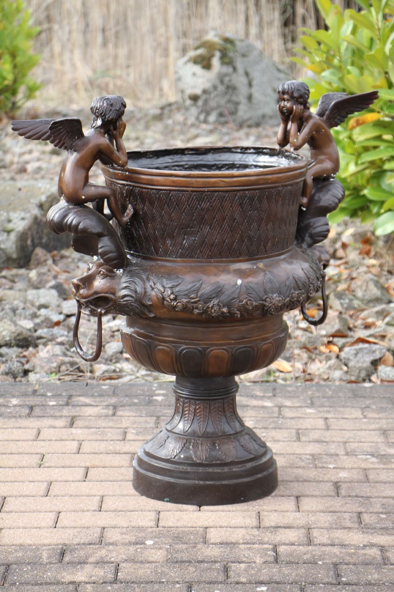 Prunkvase, Bronze, in versch. Brauntönen patiniert, reiche Verzierungen in Form zweier Putten auf