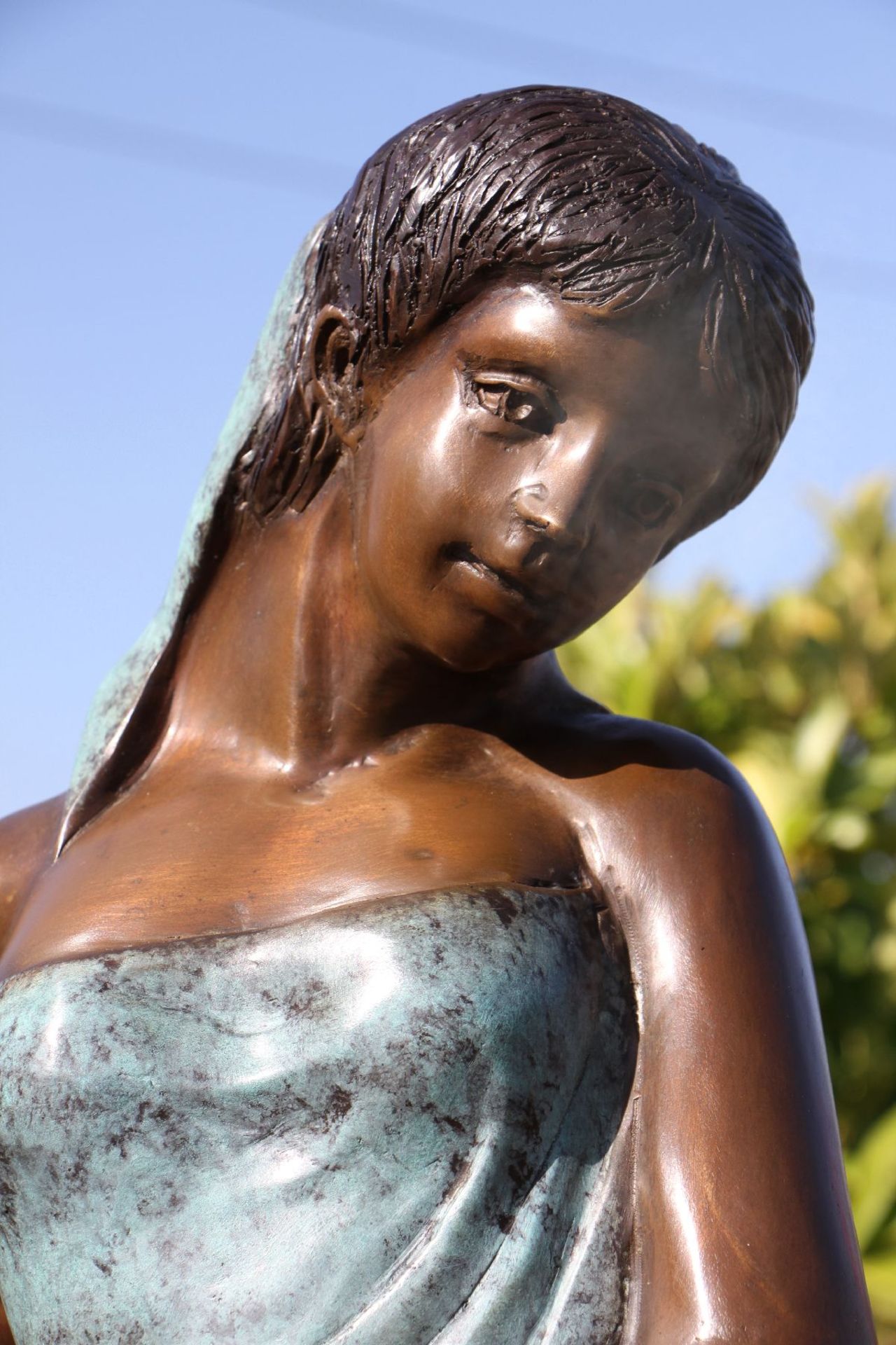 Frau mit Krug als Brunnenfigur, Bronze, in versch. Brauntönen u. türkisfarben patiniert, gelungene - Bild 3 aus 4