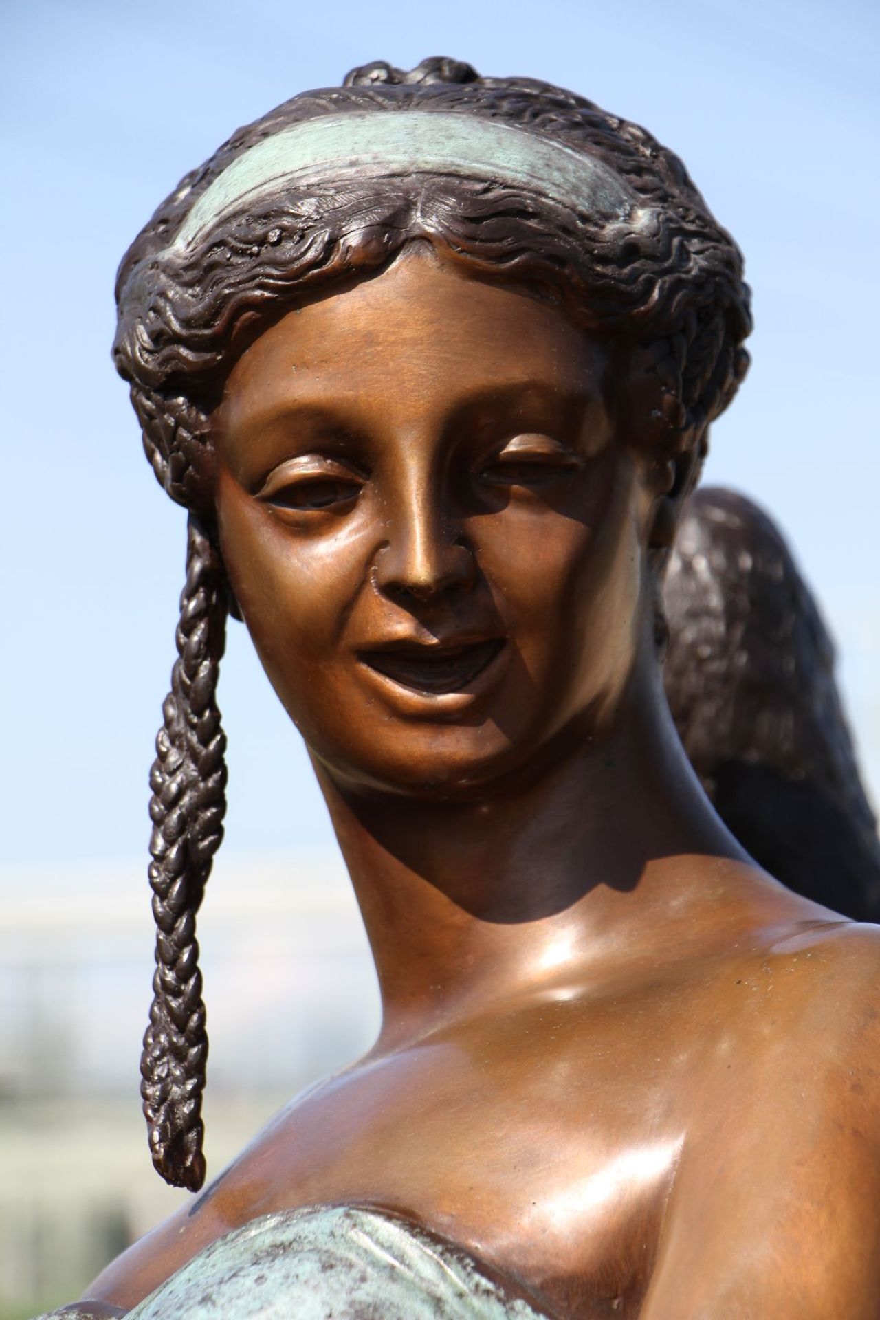 Geflügelte Frau mit Mandoline, Bronze, in versch. Brauntönen u. türkisfarben patiniert, detaillierte - Bild 3 aus 3