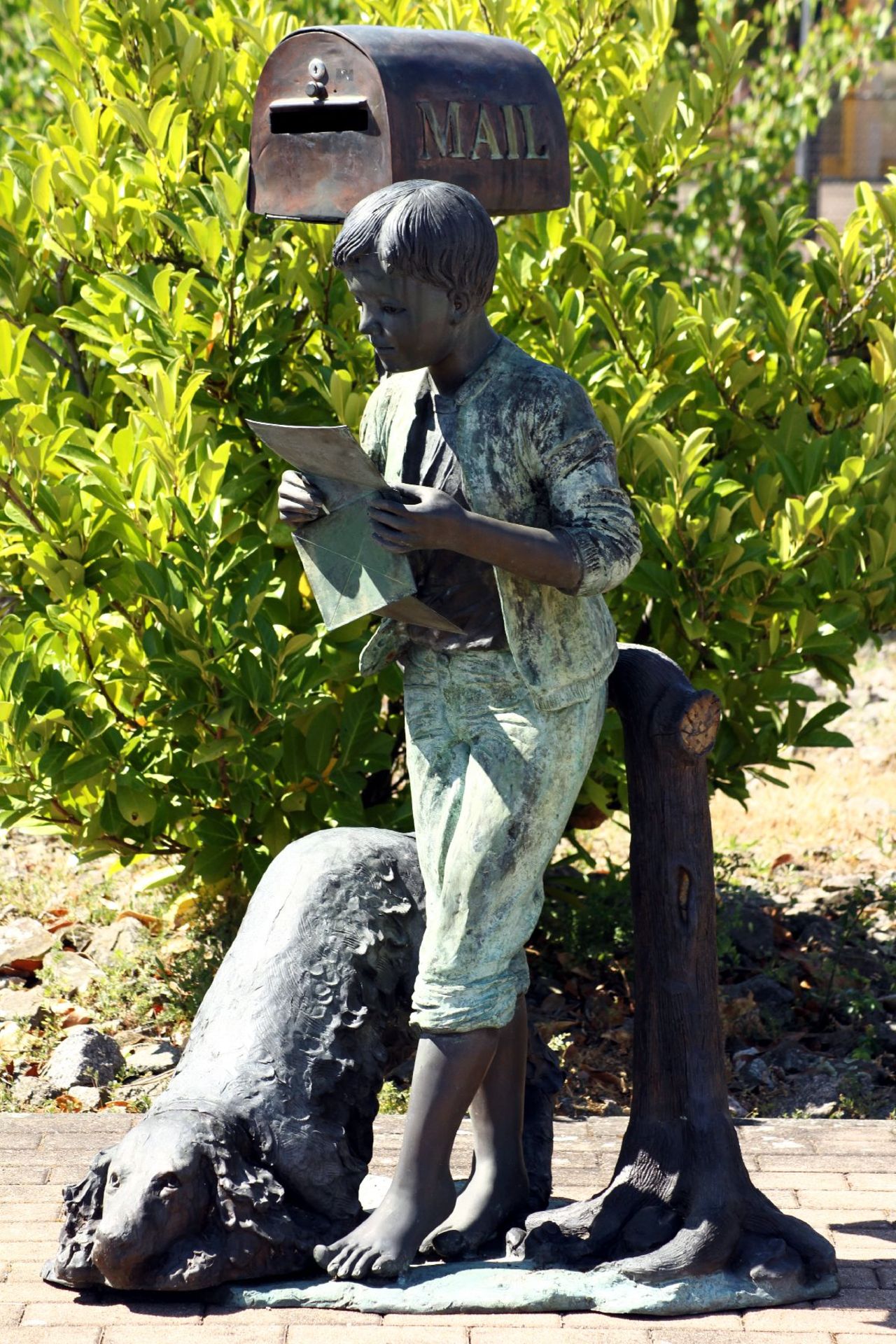 Figurengruppe mit Briefkasten, Bronze, dunkelbraun, braun, goldbraun u. türkisfarben patiniert,