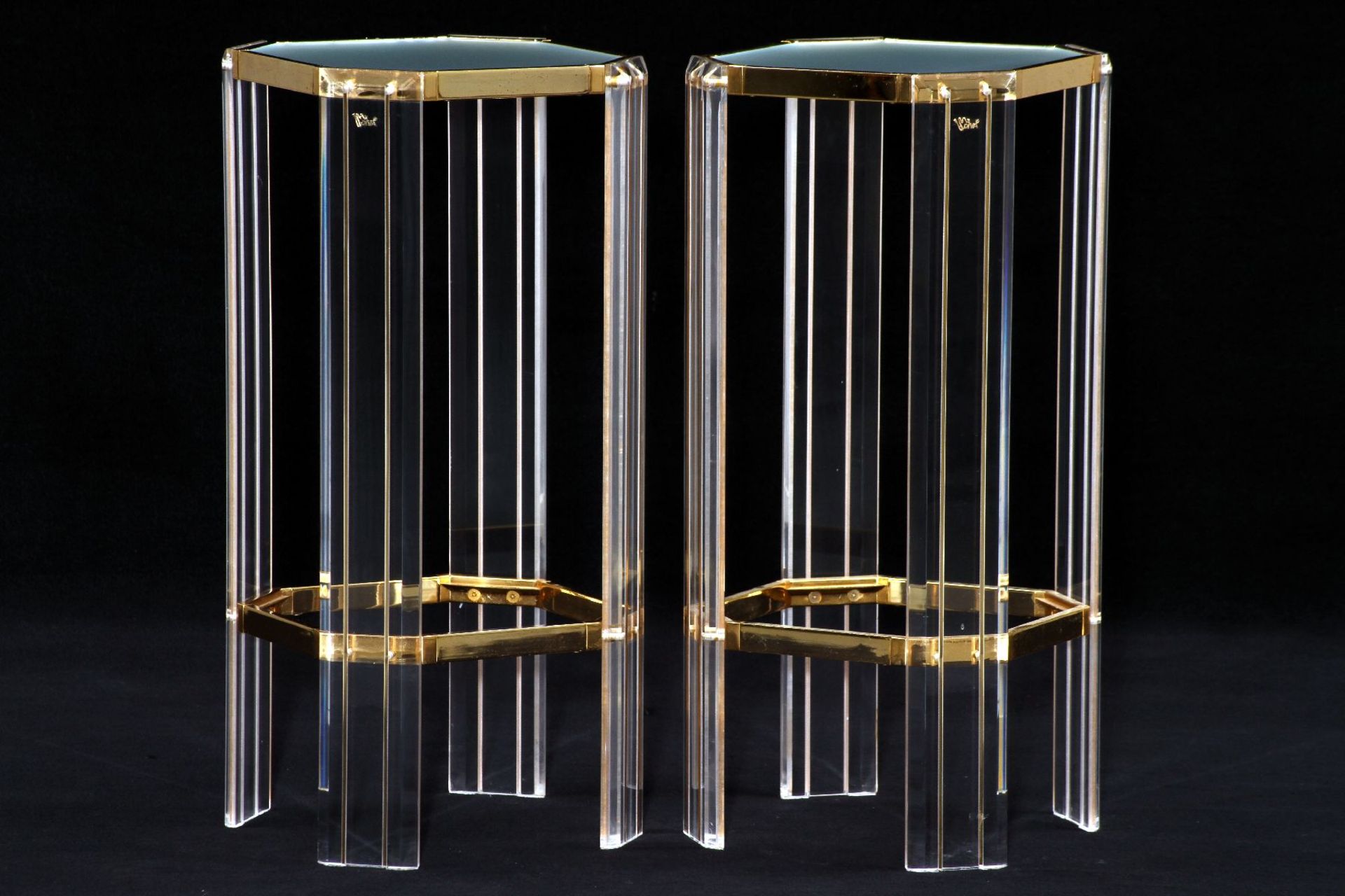 Etagentisch, facettierte Beine aus Acrylglas, Zwischenteile Metall goldfarben gefasst, 8-eckige