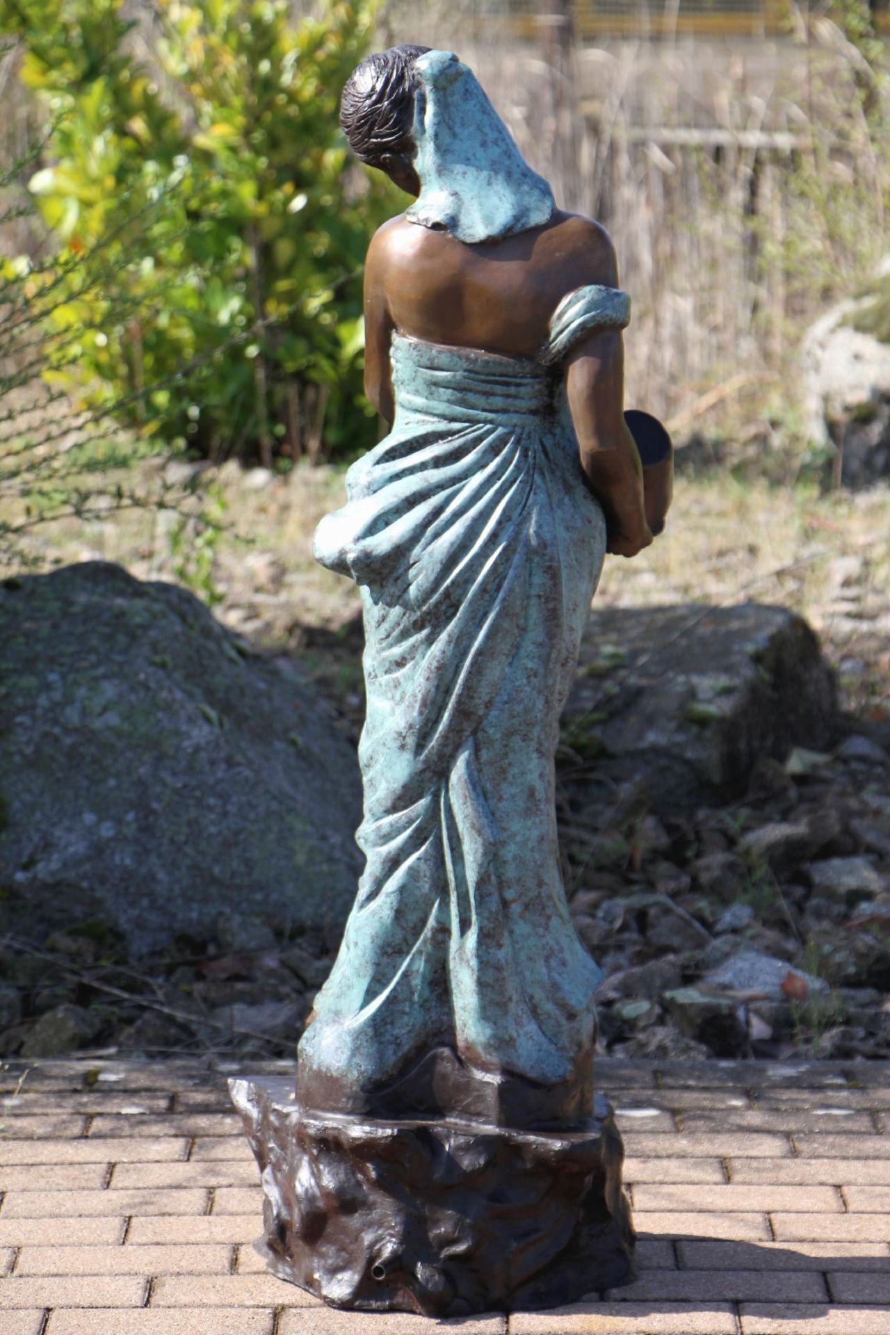 Frau mit Krug als Brunnenfigur, Bronze, in versch. Brauntönen u. türkisfarben patiniert, gelungene - Bild 2 aus 4