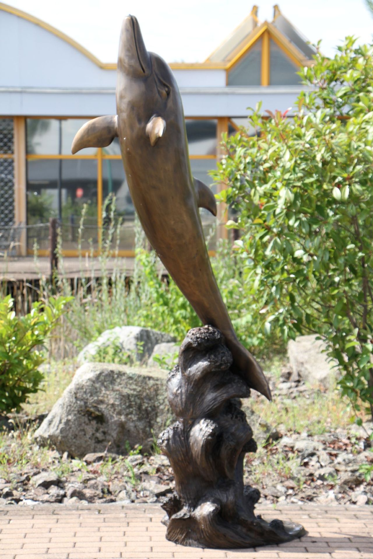 Brunnenfigur in Form eines springenden Delphins auf Wooge, Bronze, dunkelbraun, braun u. goldbraun