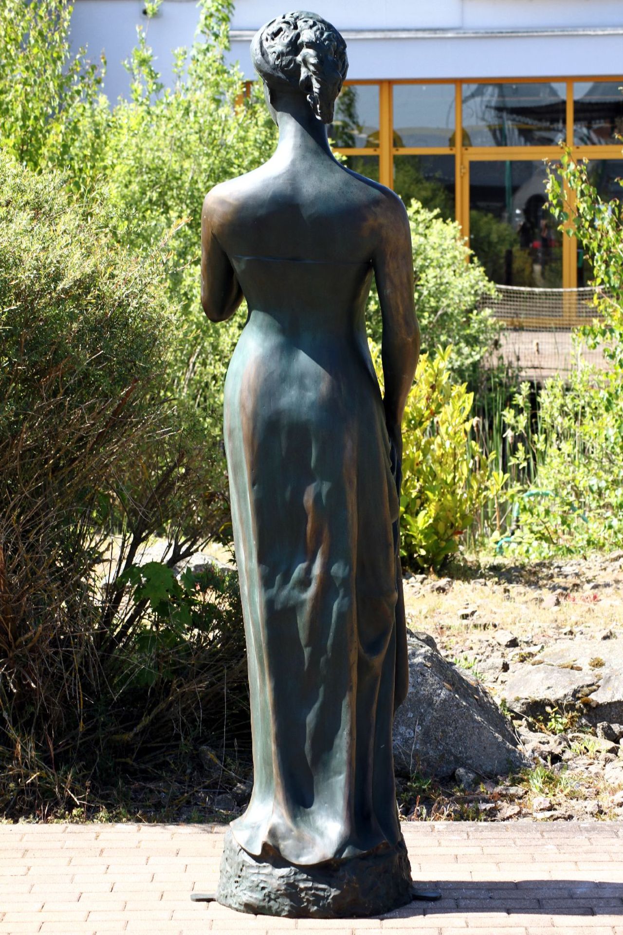 Julia, Bronze, grünlich u. goldbraun patiniert, Darstellung in Tunika nach Vorbild der Antike, auf - Bild 2 aus 3